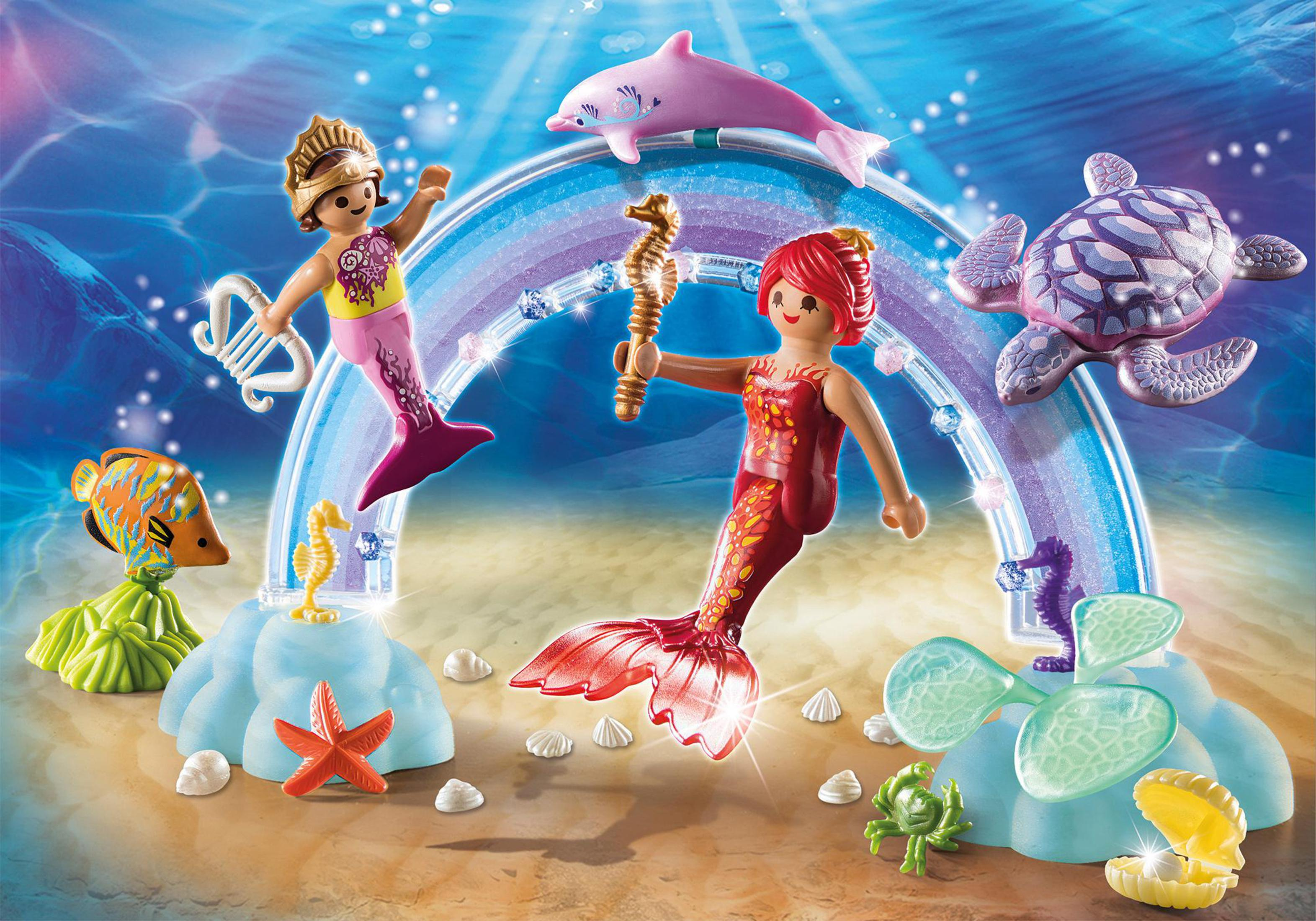 Ein Playmobil-Set mit Meerjungfrauen, einem Delfin, einem Seepferdchen, einer Schildkröte und anderen Meeresbewohnern.