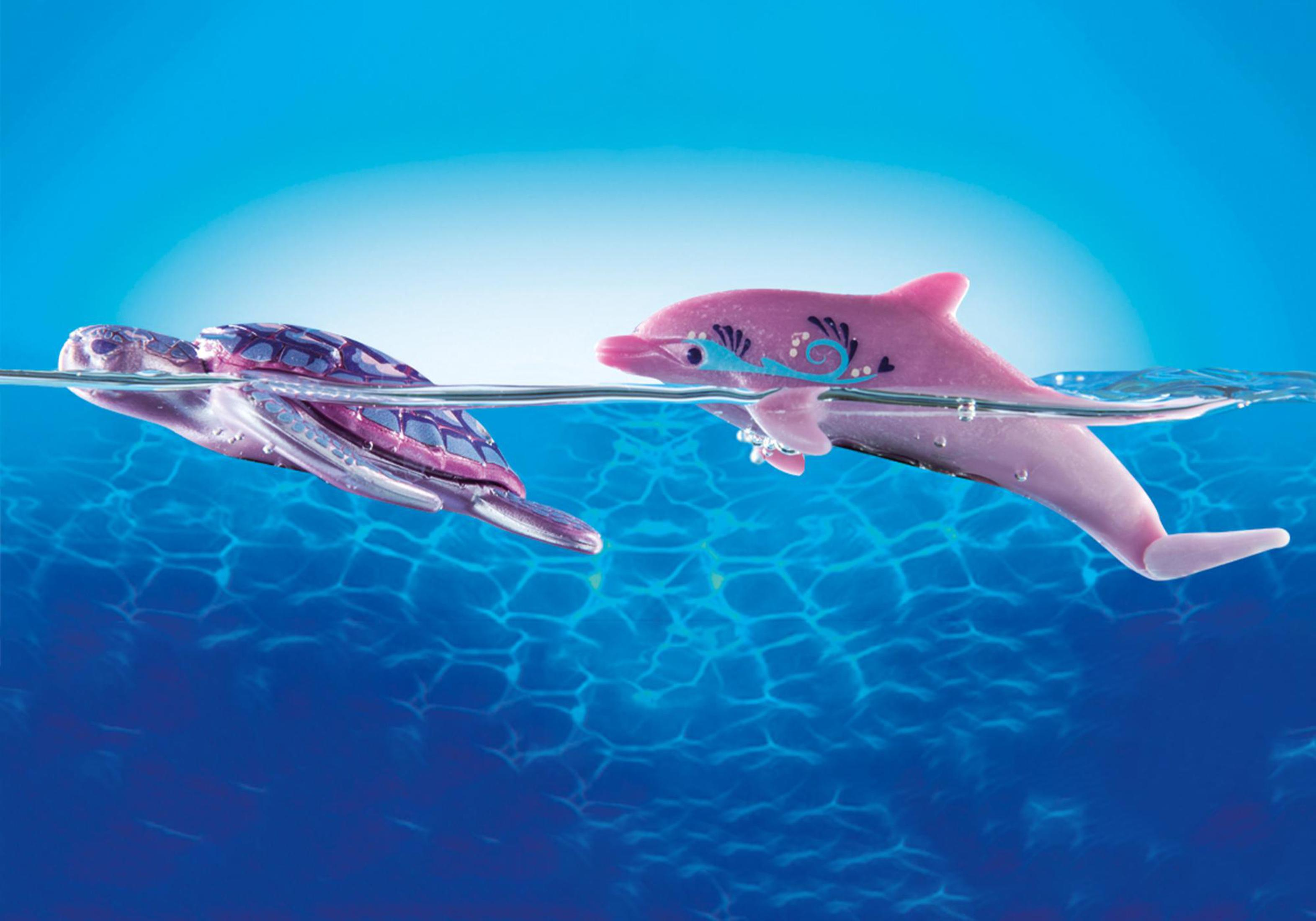 Rosa Delfin und Schildkröte im Wasser, blauer Hintergrund.