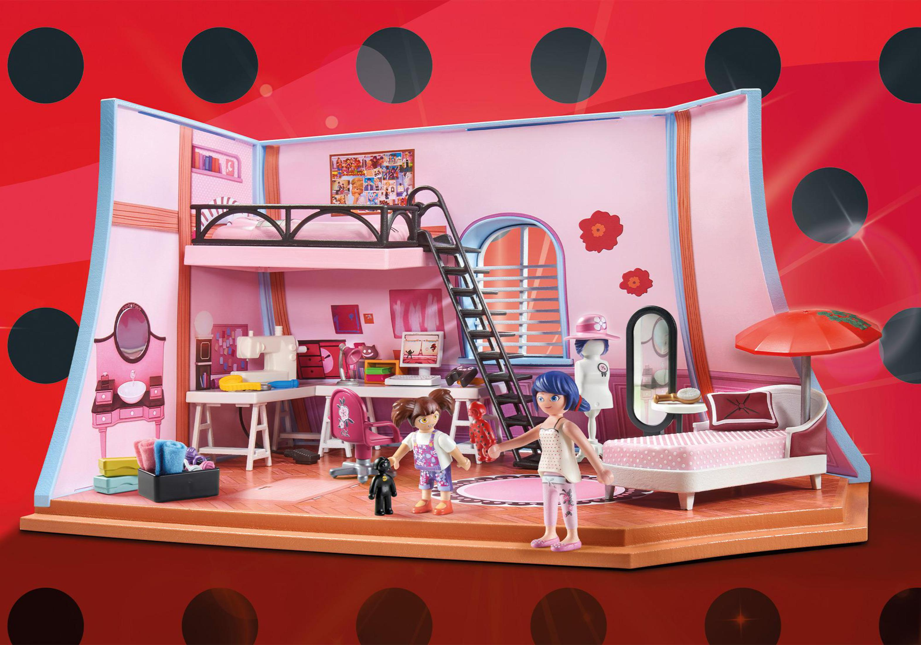 Set di giocattoli Playmobil con una scena di camera da letto, con due figure e mobili.