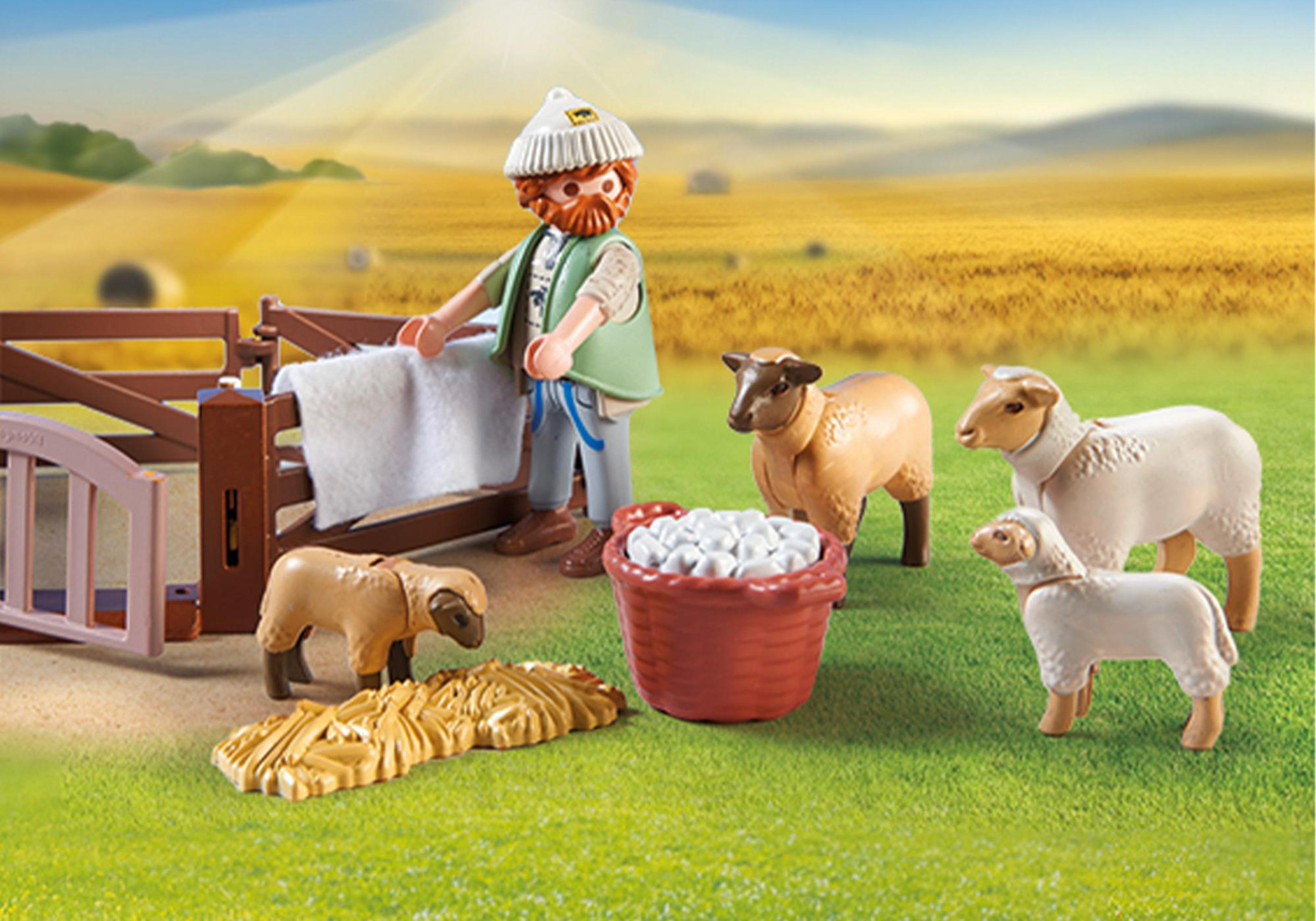 Playmobil-Bauer mit Schafen und einem Futterkorb. Grünes Gras, gelbes Feld.