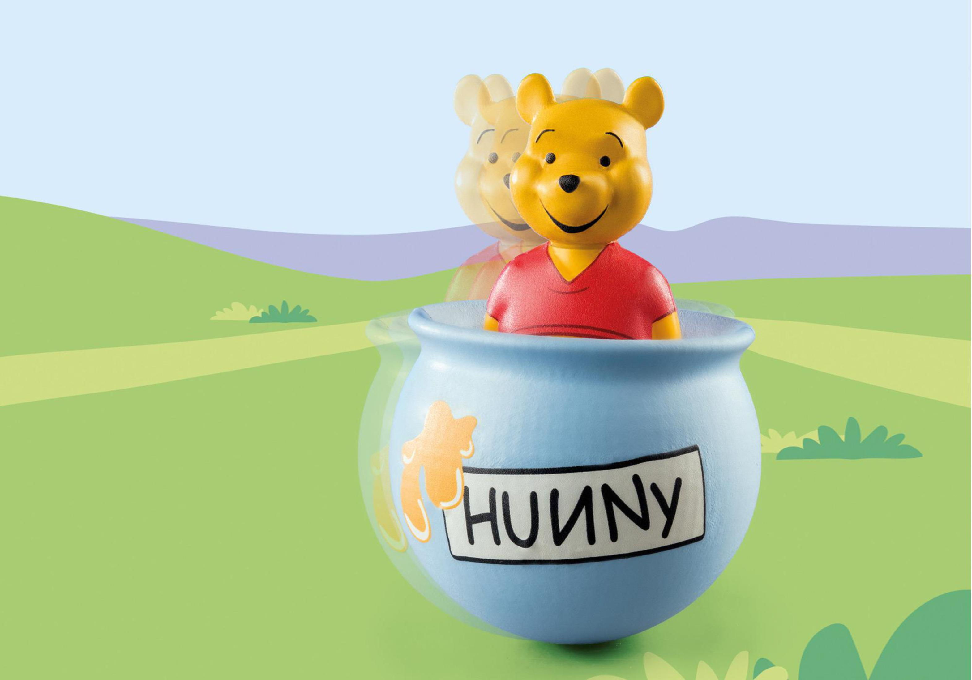 Winnie the Pooh in einem blauen Topf mit 'HUNNY'. Verschwommene Bilder von Pooh im Hintergrund.