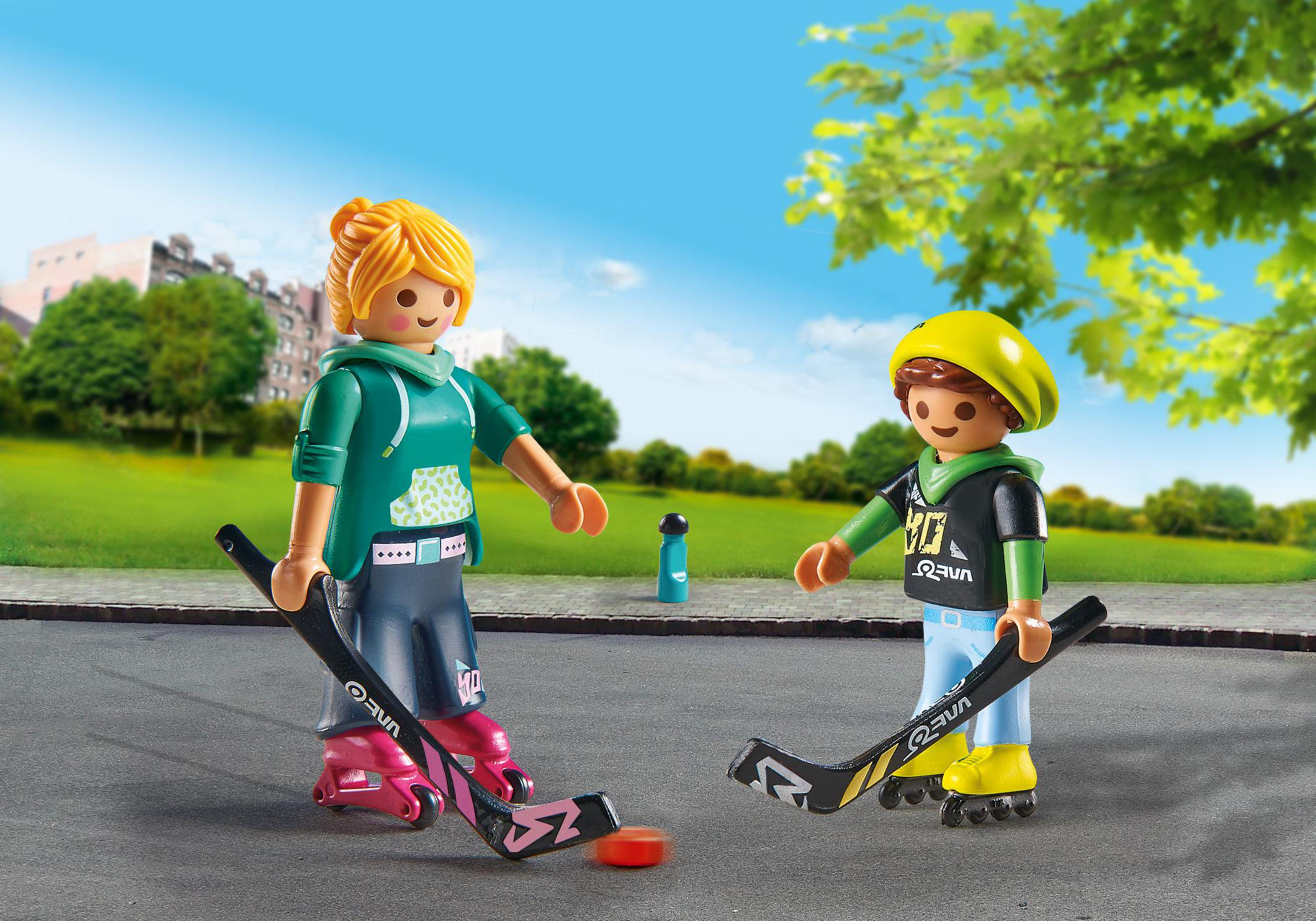 Zwei Playmobil-Figuren auf Rollschuhen spielen Hockey auf einem gepflasterten Bereich.