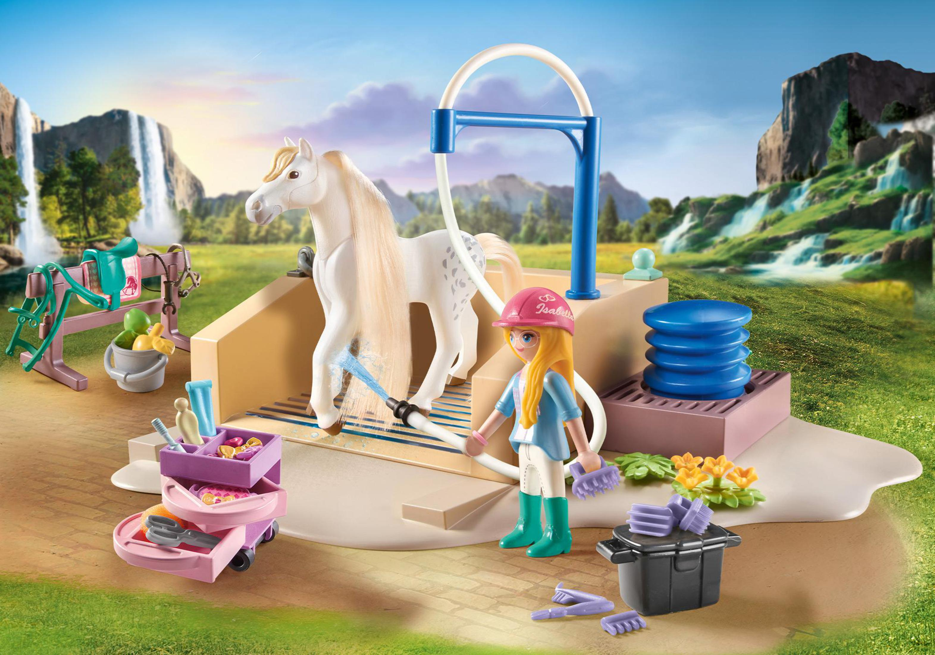 Ein Playmobil-Set mit einem Mädchen, das ein weißes Pferd in einer Pferdewaschanlage wäscht.