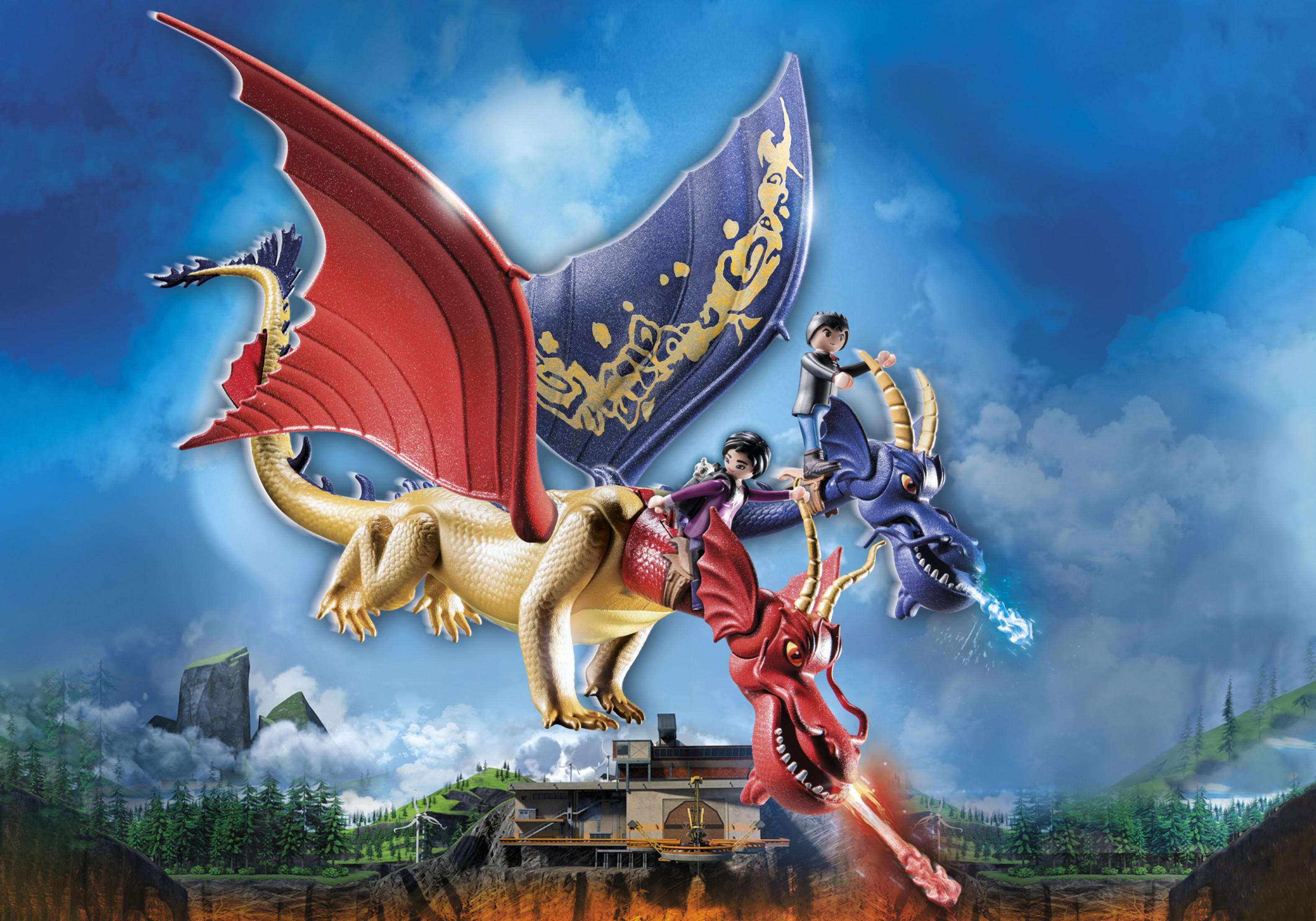 Draghi Playmobil in volo. Due draghi, uno rosso, uno oro e blu. Figure a cavallo. Sfondo di cielo blu.