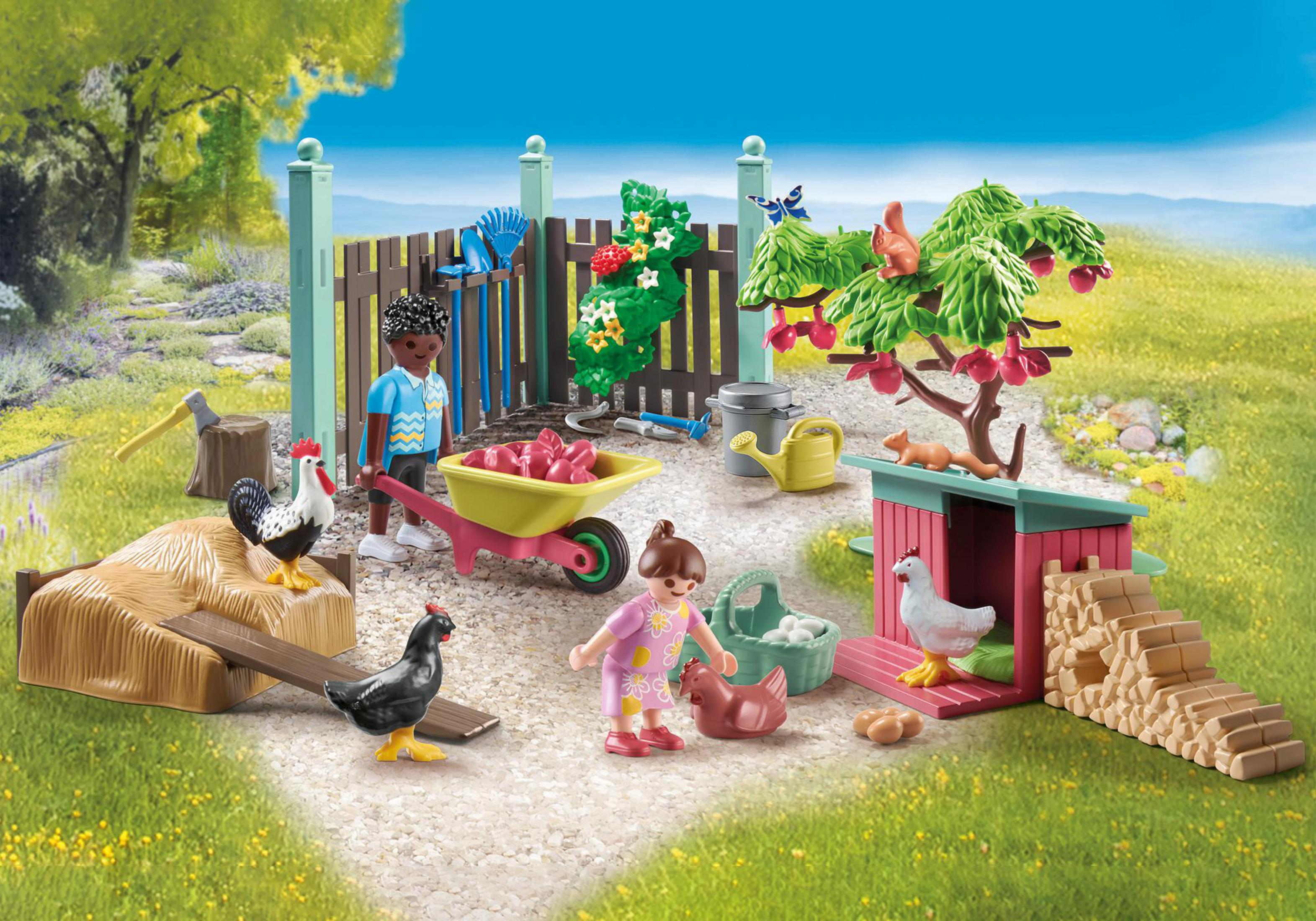 Eine Bauernhofszene mit Spielfiguren, darunter ein Junge, ein Mädchen, Hühner, Heu und ein Gemüsebeet.