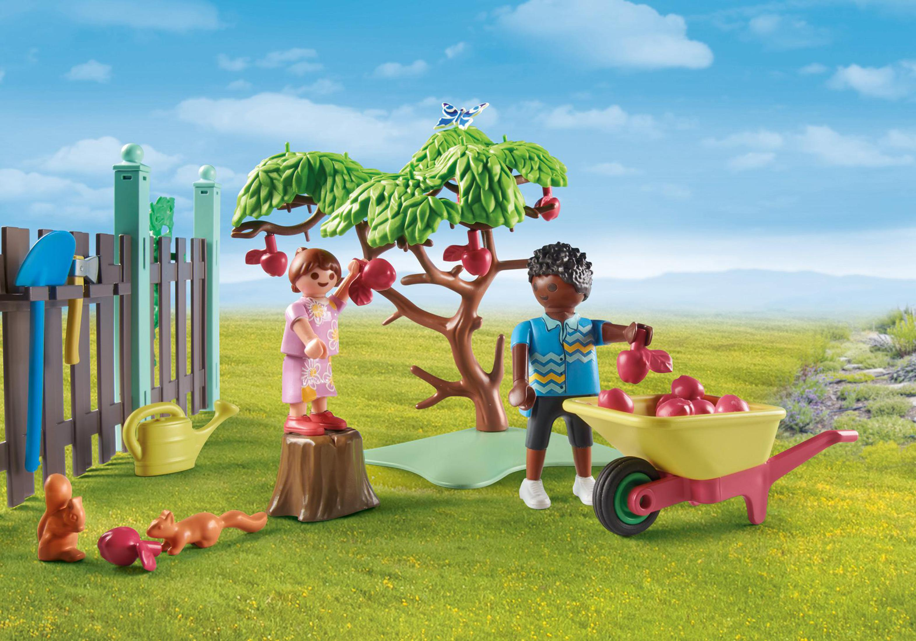 Zwei Spielfiguren, die Äpfel von einem Baum pflücken, mit einem Eichhörnchen und einer Schubkarre.