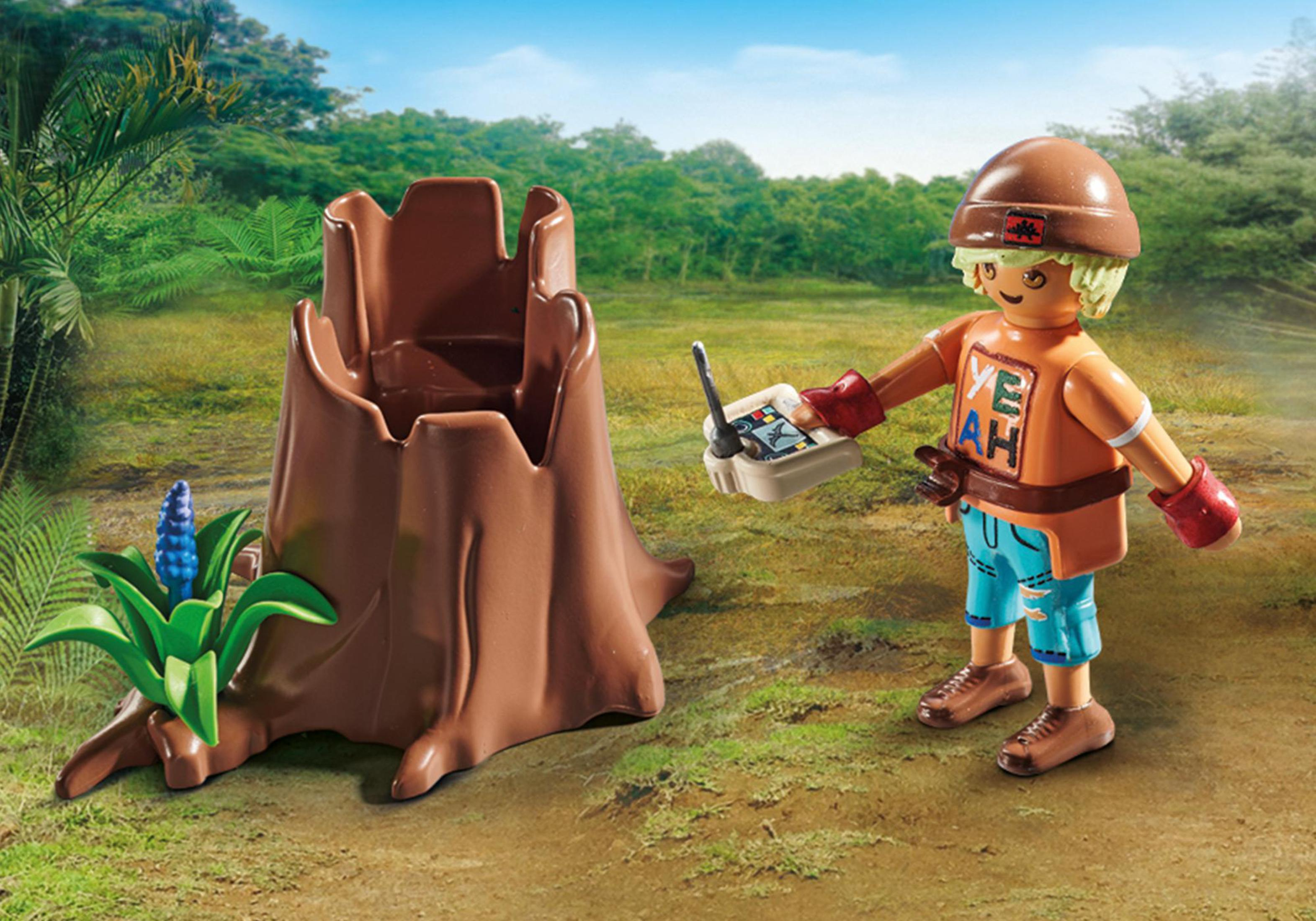 Personaggio Playmobil con un ceppo e una radio, in un ambiente forestale.