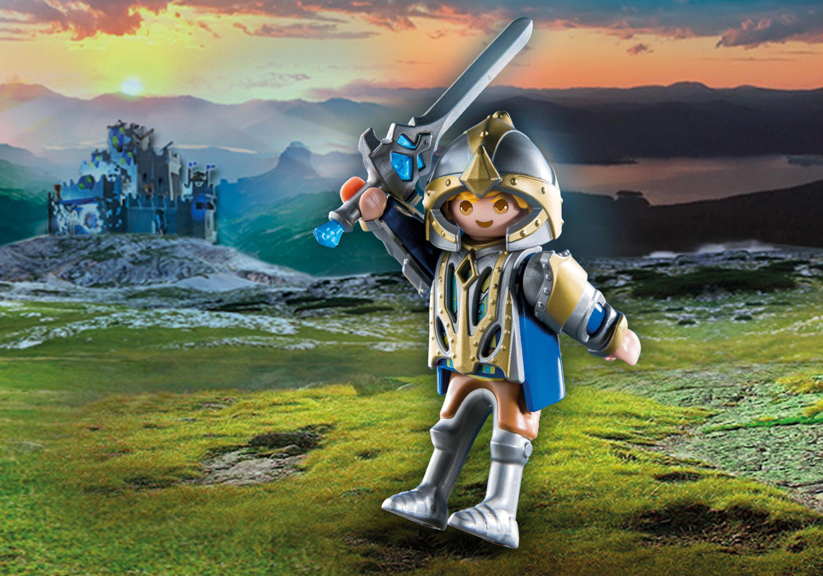 Eine Ritter-Spielfigur, die ein Schwert hält. Er trägt eine Rüstung, mit einer Burg im Hintergrund.
