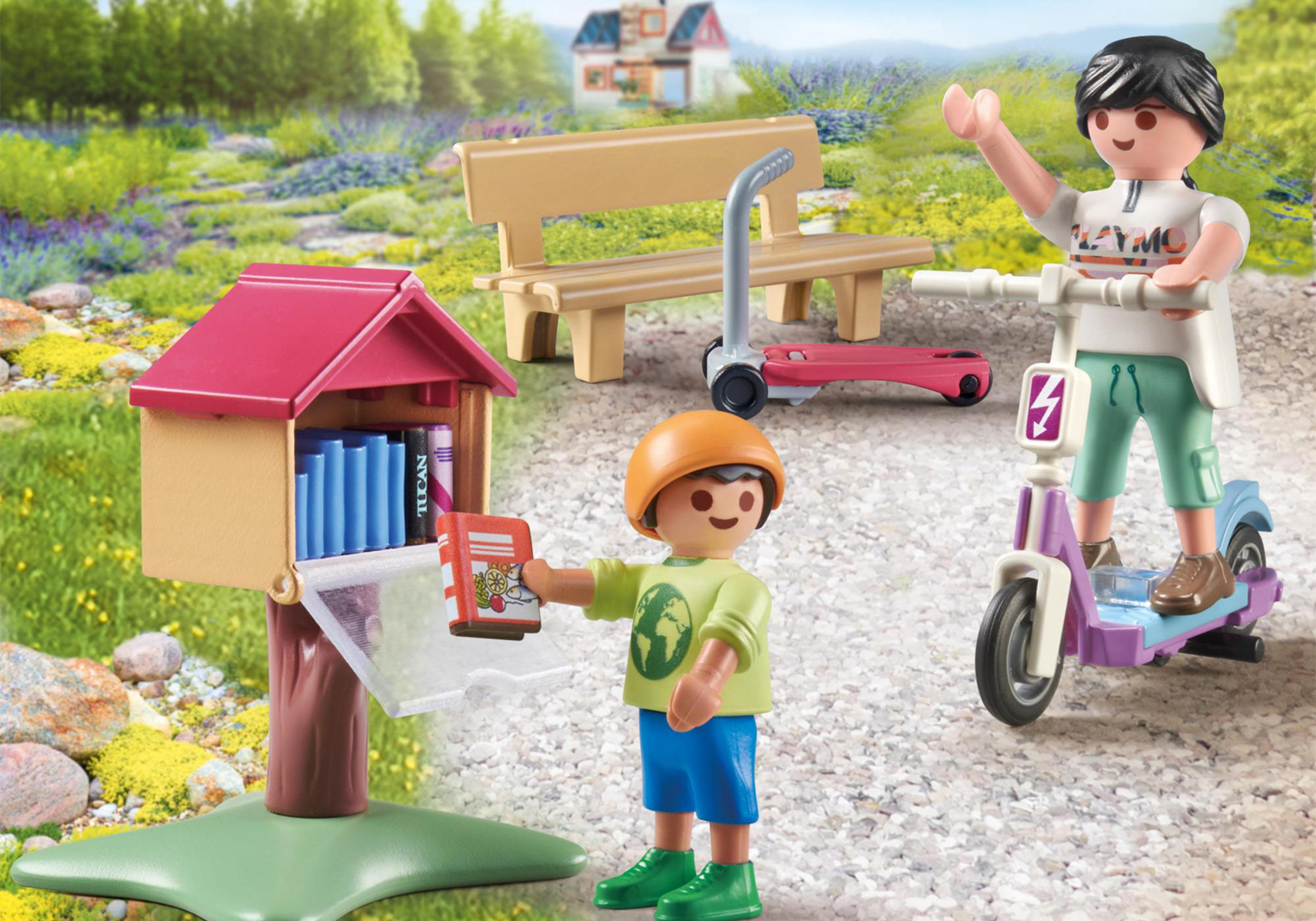 Scena Playmobil: Dzieci bawiące się w pobliżu stoiska z książkami, ławki i skutera na ścieżce.