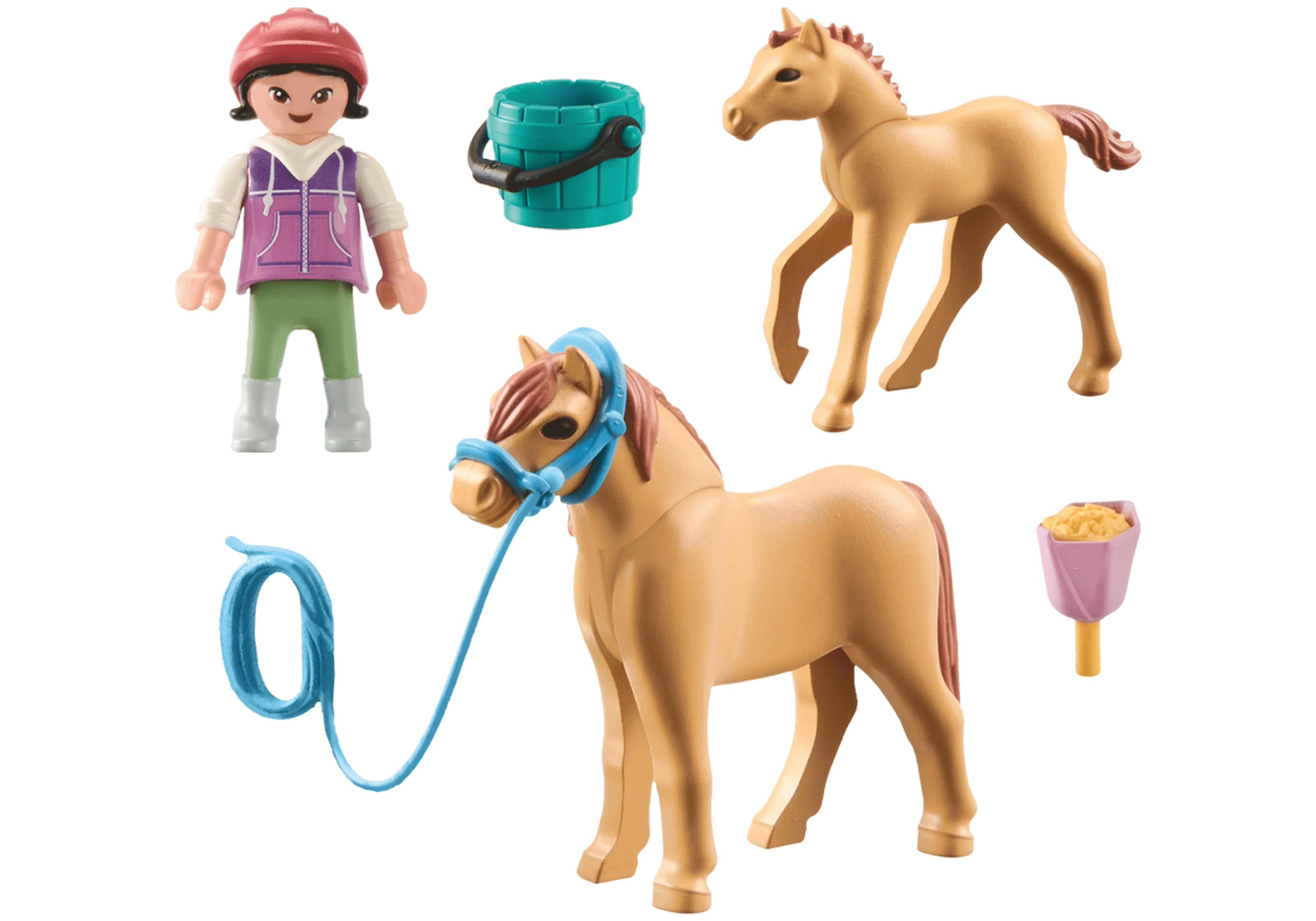 Un set di scuderia con una figura di ragazza, un cavallo, un puledro e accessori, su bianco.