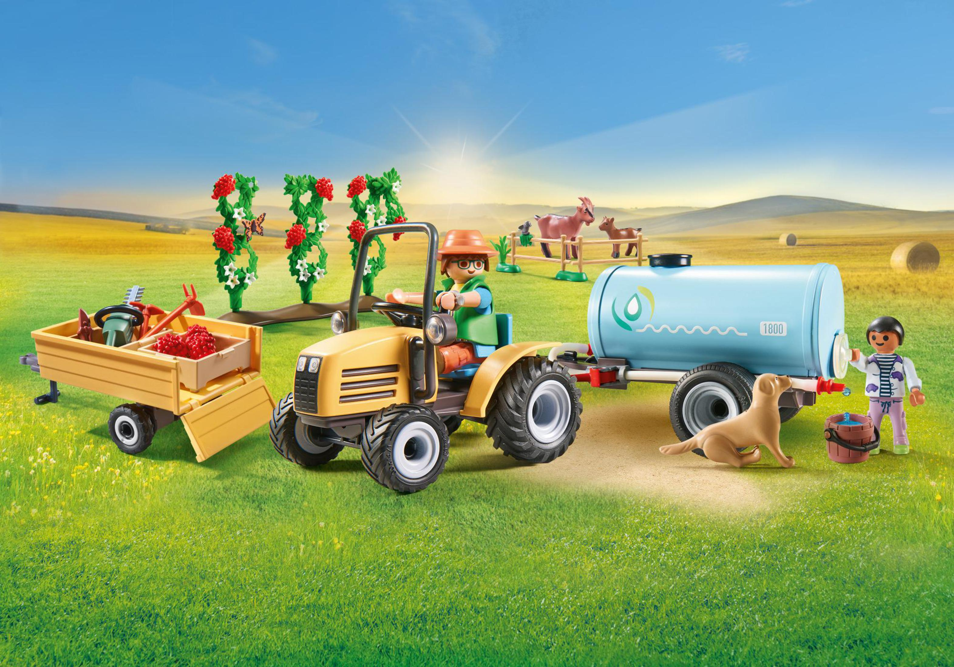 Scena della fattoria Playmobil: un trattore, un rimorchio e due personaggi. Un cane, alberi e campi sullo sfondo.