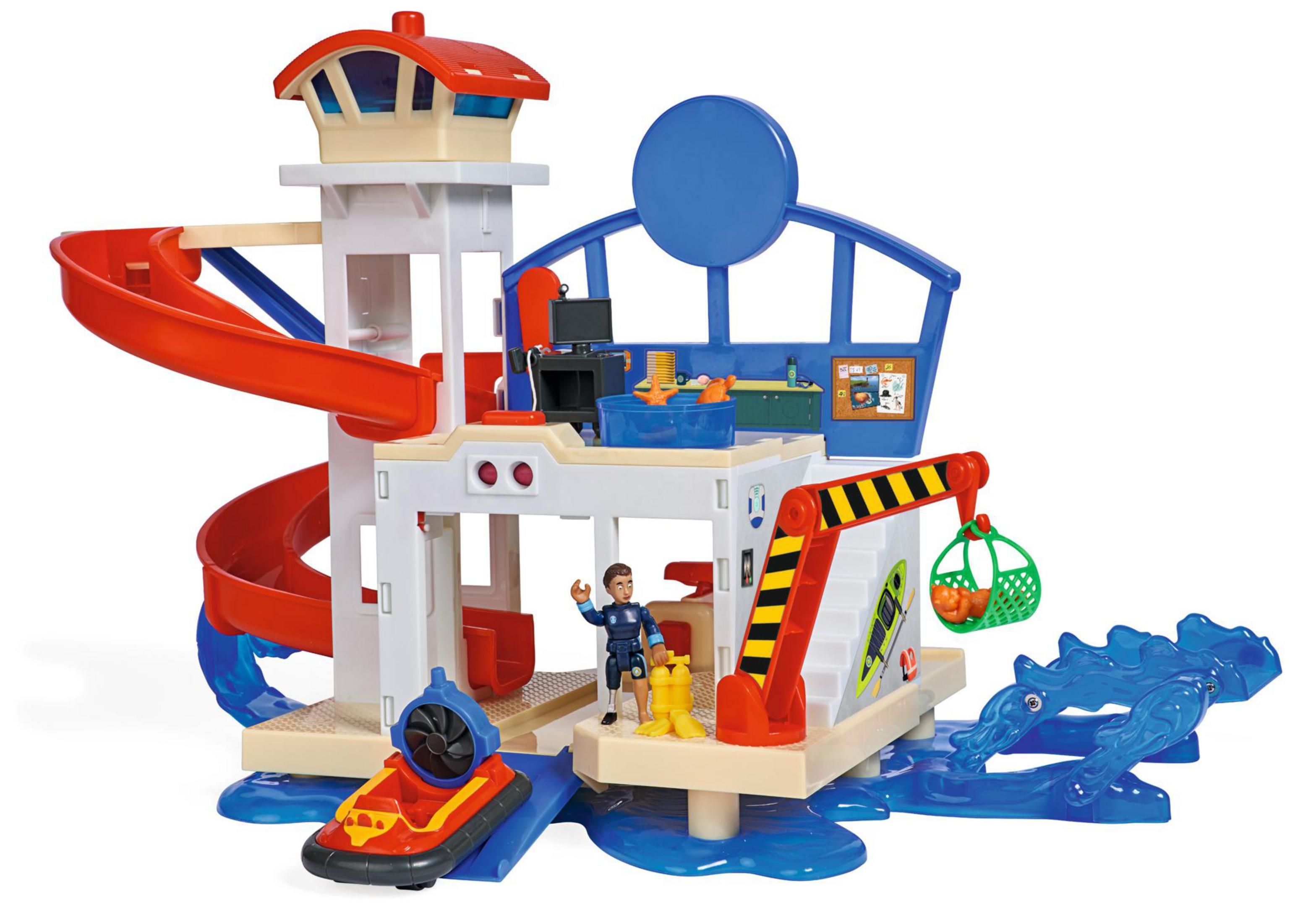 Spielzeug-Wasserrettungsstation mit Rutsche, Boot und Figuren, vor weißem Hintergrund.