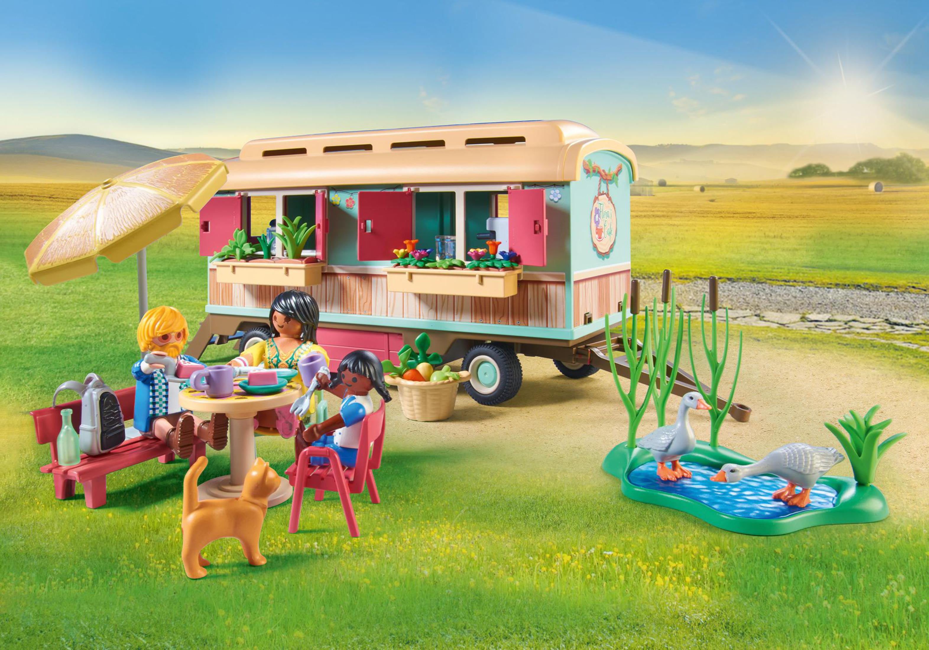 Una scena mostra un food truck con persone e animali in un campo soleggiato.