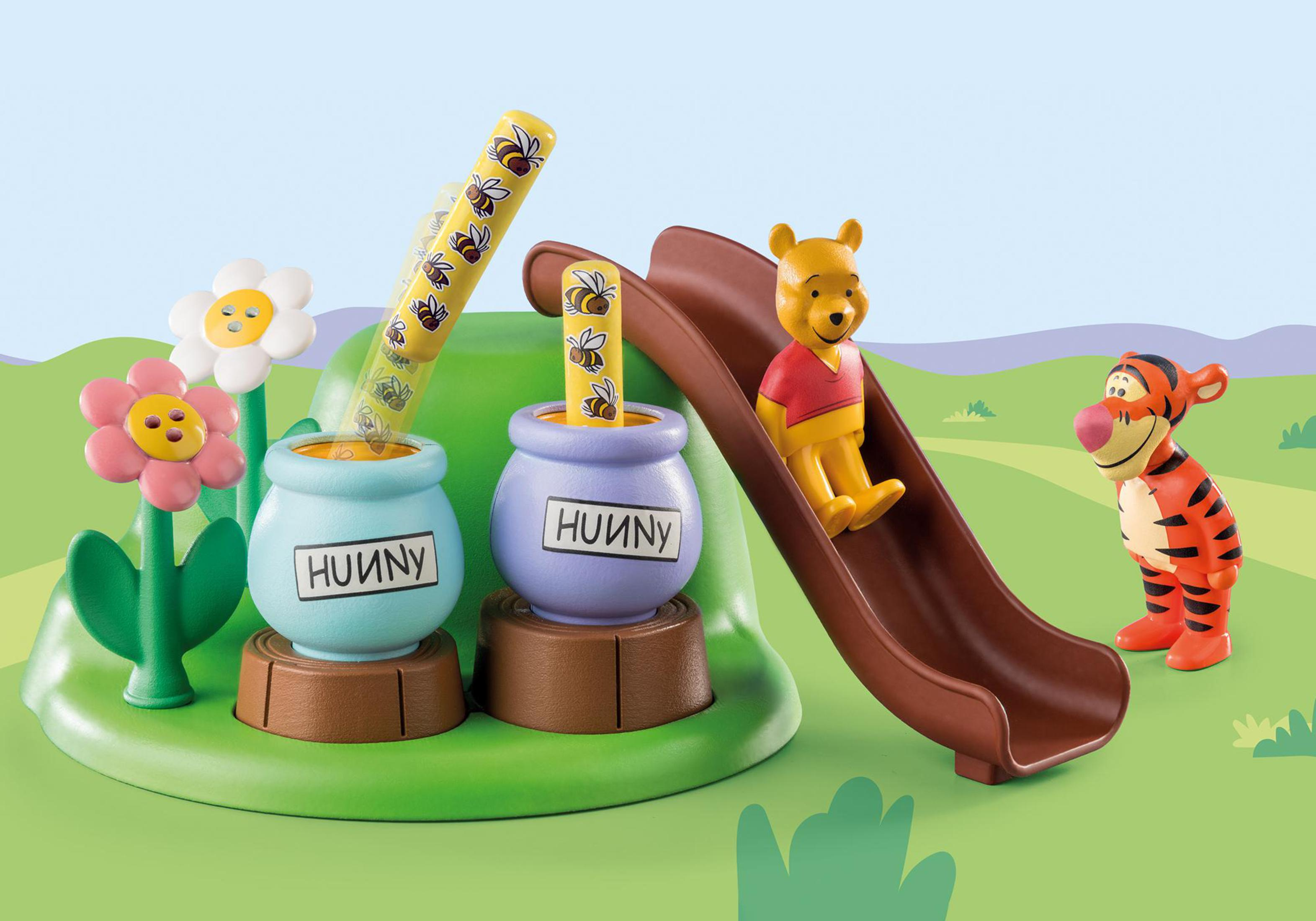 Winnie Puuh, Tigger, Rutsche und Honigtöpfe mit Bienen. Hintergrund: Blumen und Gras.