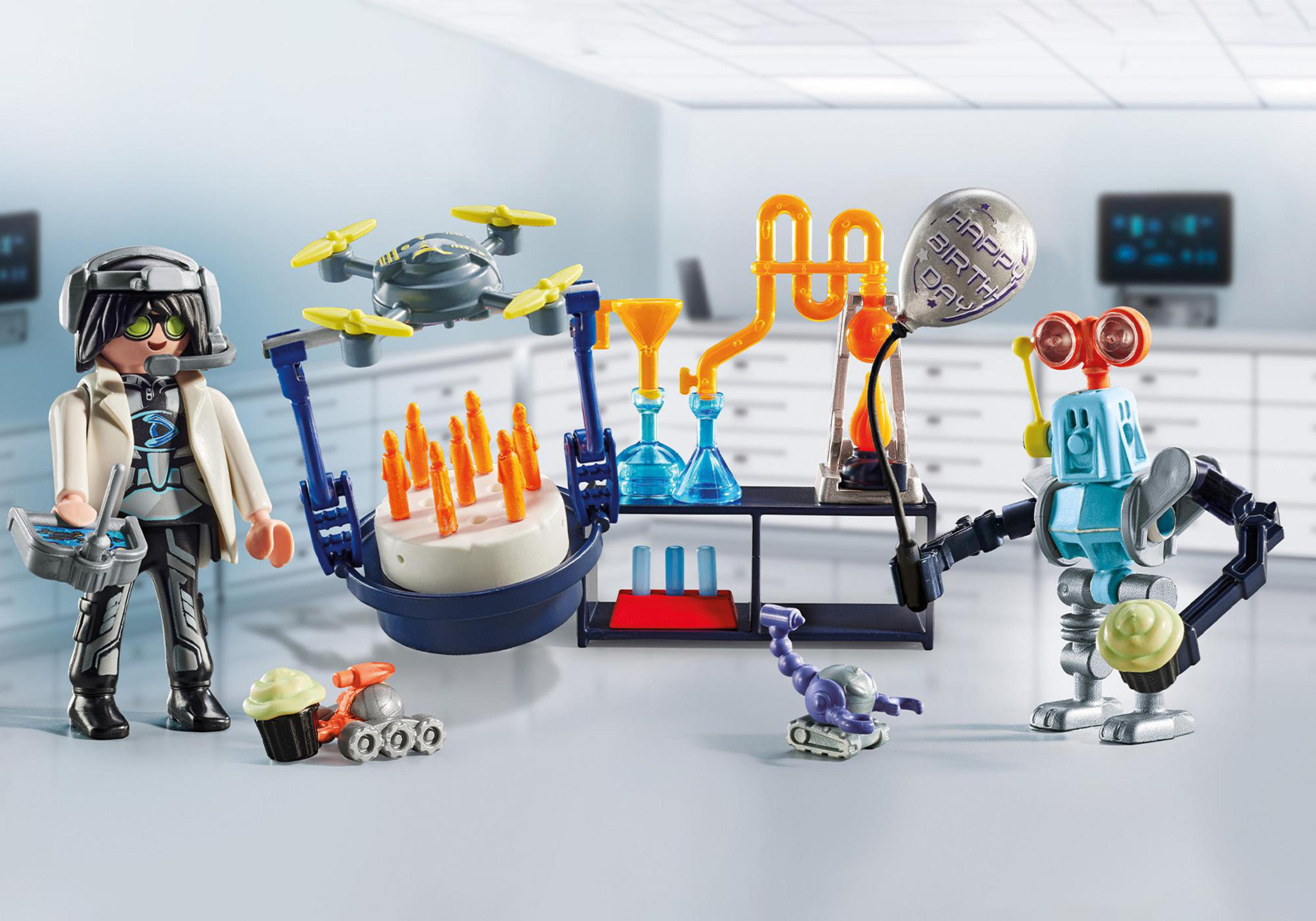 Eine Laborszene mit einem Wissenschaftler, einem Roboter, einer Drohne und einem Geburtstagskuchen.