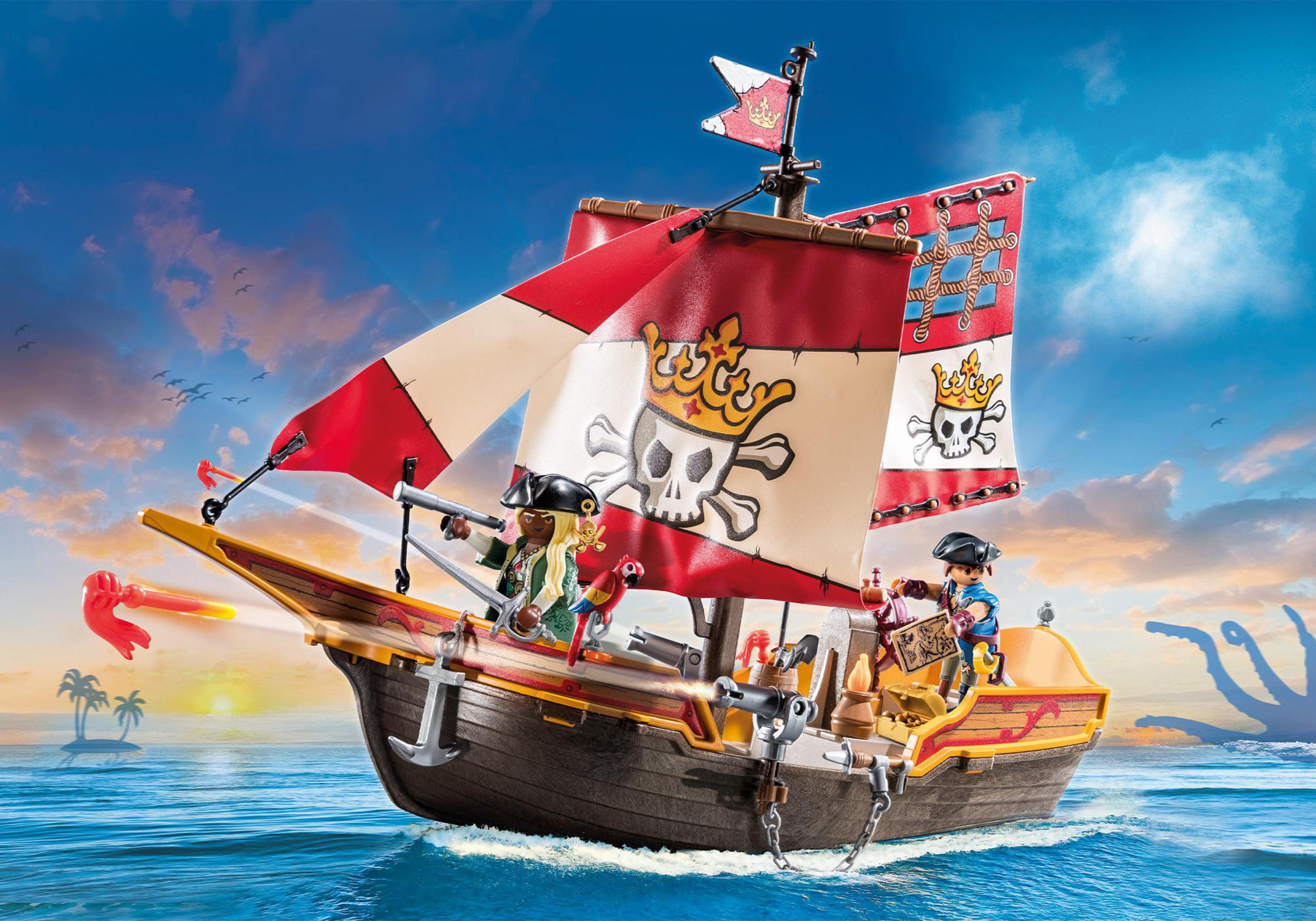 Giocattolo di nave pirata Playmobil che naviga su un mare blu sotto un cielo blu con nuvole.