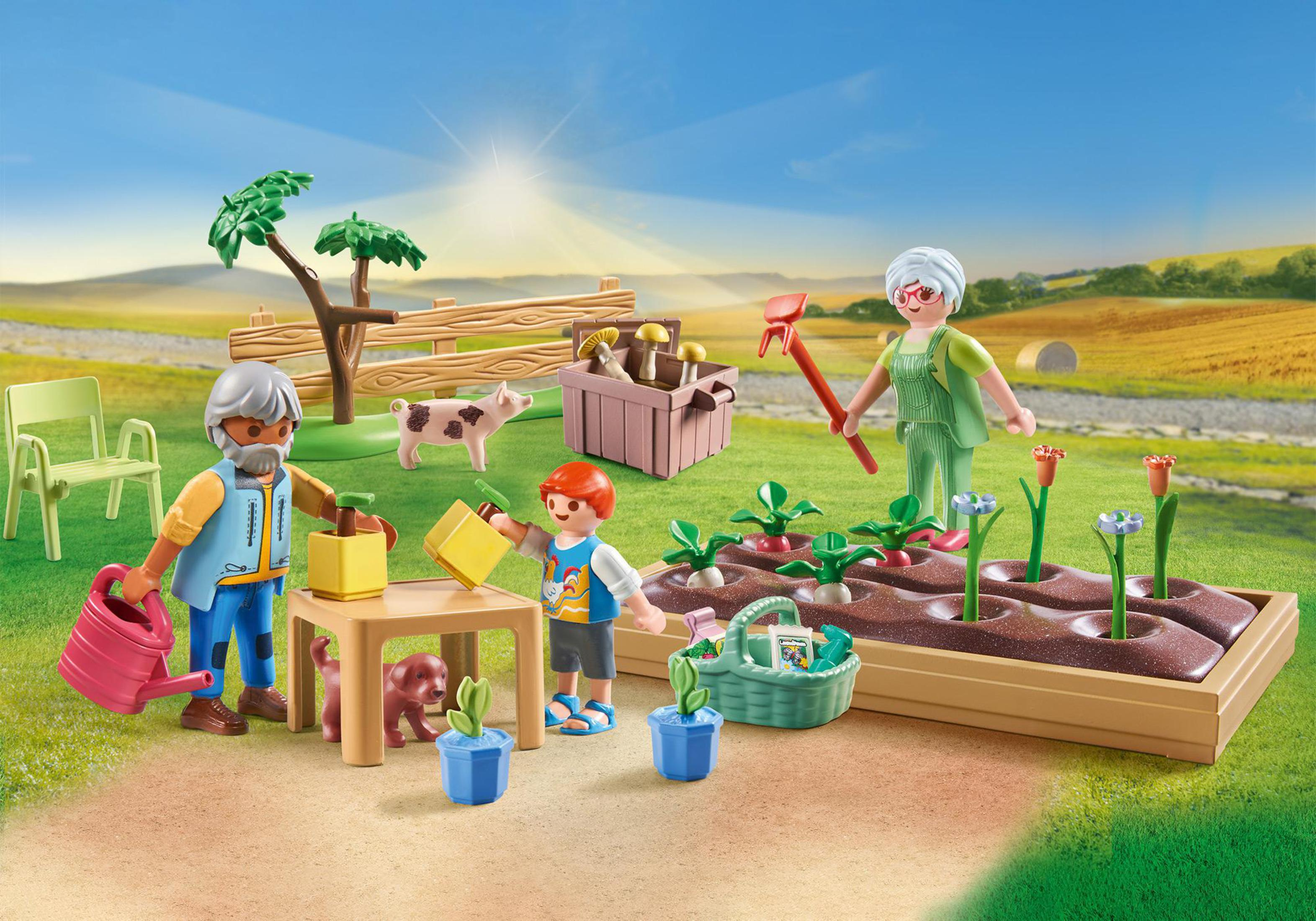 Scena del giardino Playmobil: figure, aiuole, attrezzi, maiale e annaffiatoio sotto un cielo blu.