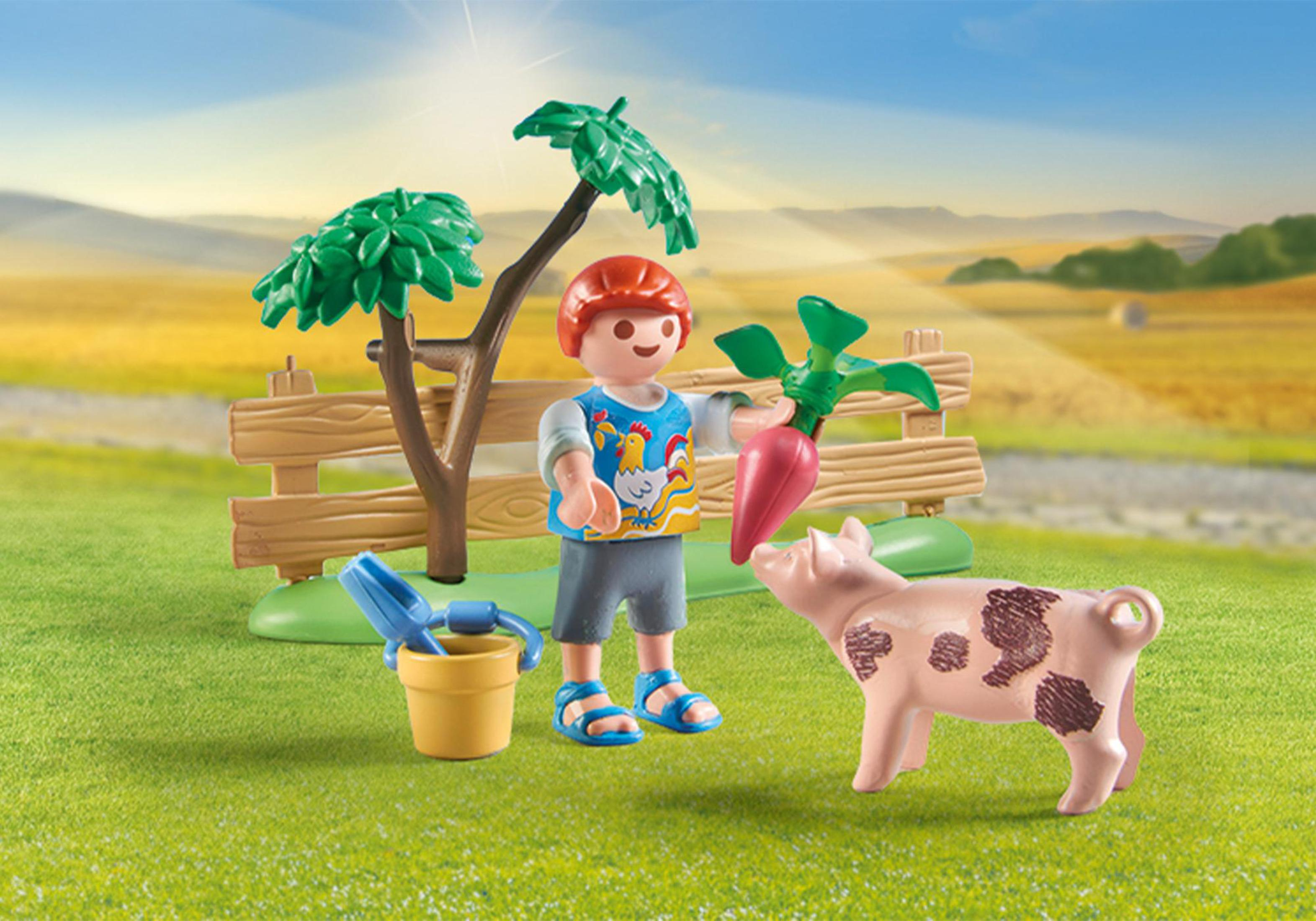 Scena giocattolo di un bambino con un maiale e un orto. Il cielo è blu.