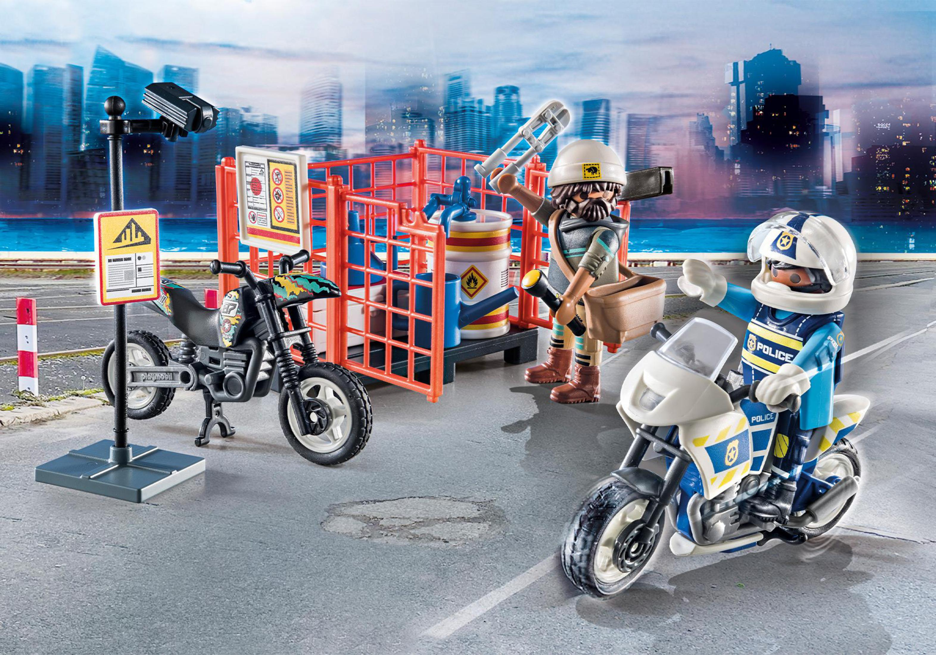 Playmobil-Set mit Spielzeugpolizei und Bauarbeitern, Motorrädern und Stadtkulisse im Hintergrund.