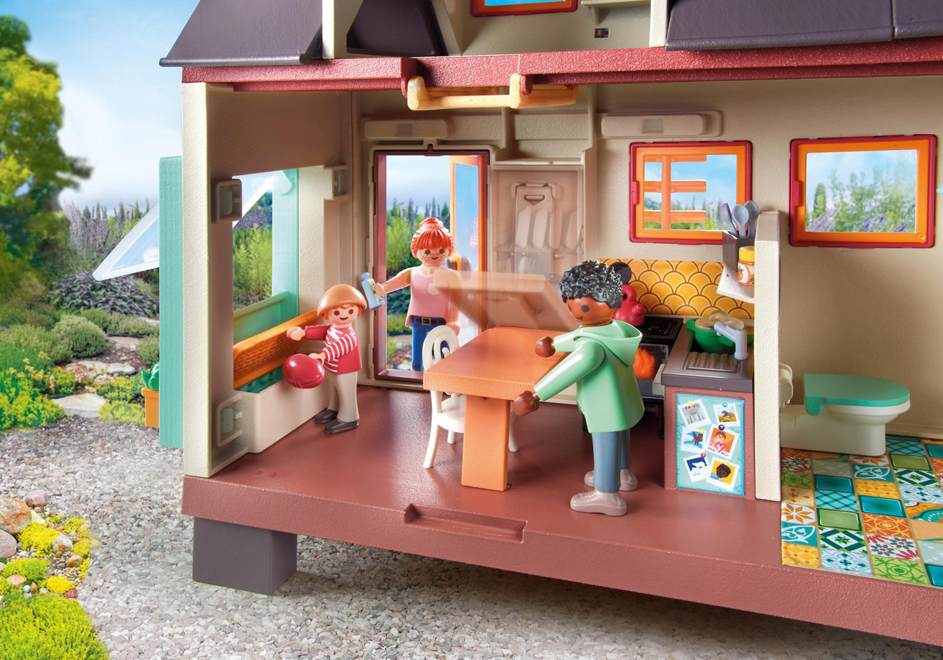 Playmobil Hausinnenraum mit Figuren, Tisch, Küche und Toilette.