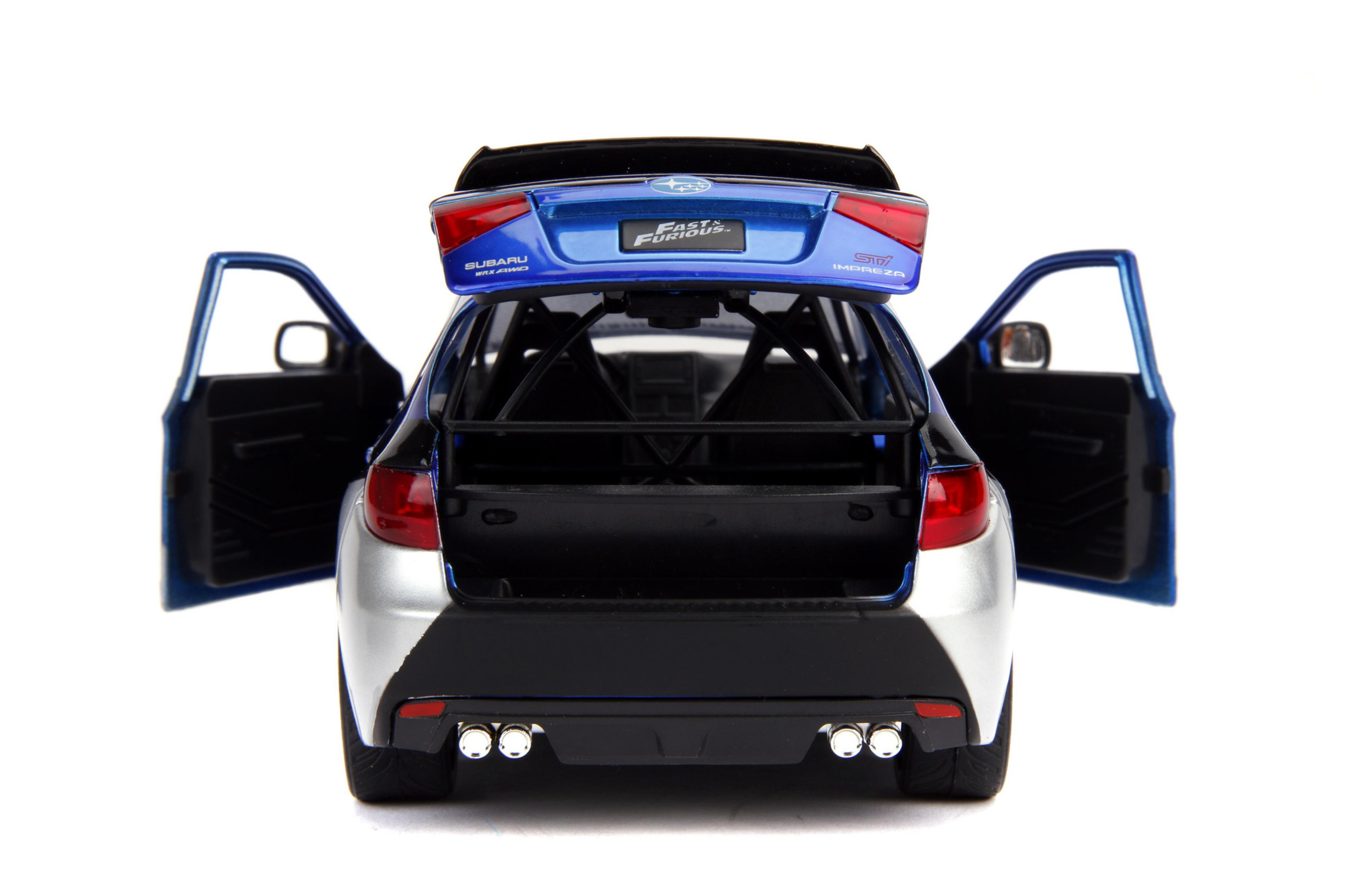 Blaues Subaru WRX STI Modellauto mit geöffneten Türen. Silberne und schwarze Akzente. Weißer Hintergrund.