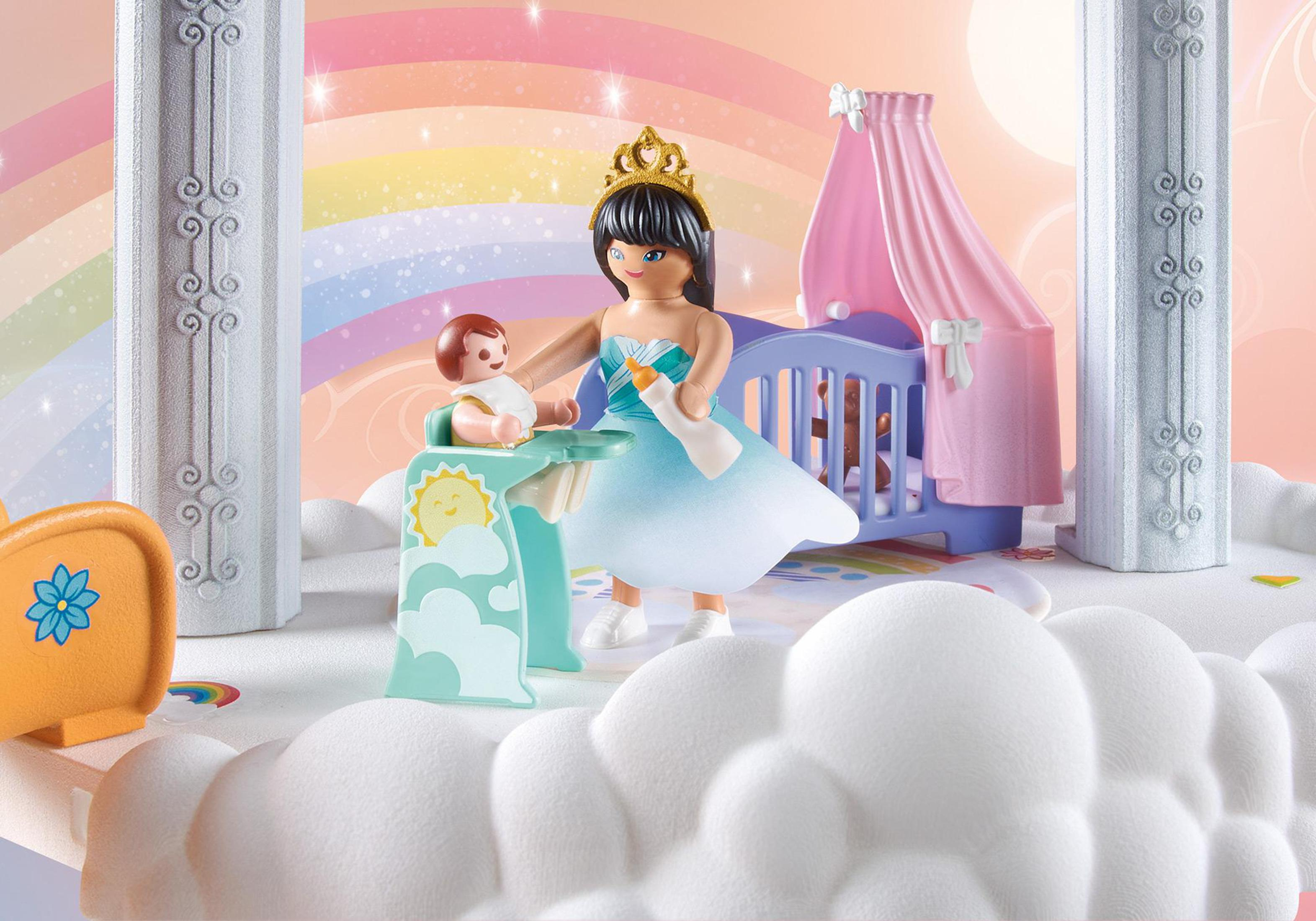 Una scena Playmobil con una principessa, un bambino e nuvole.