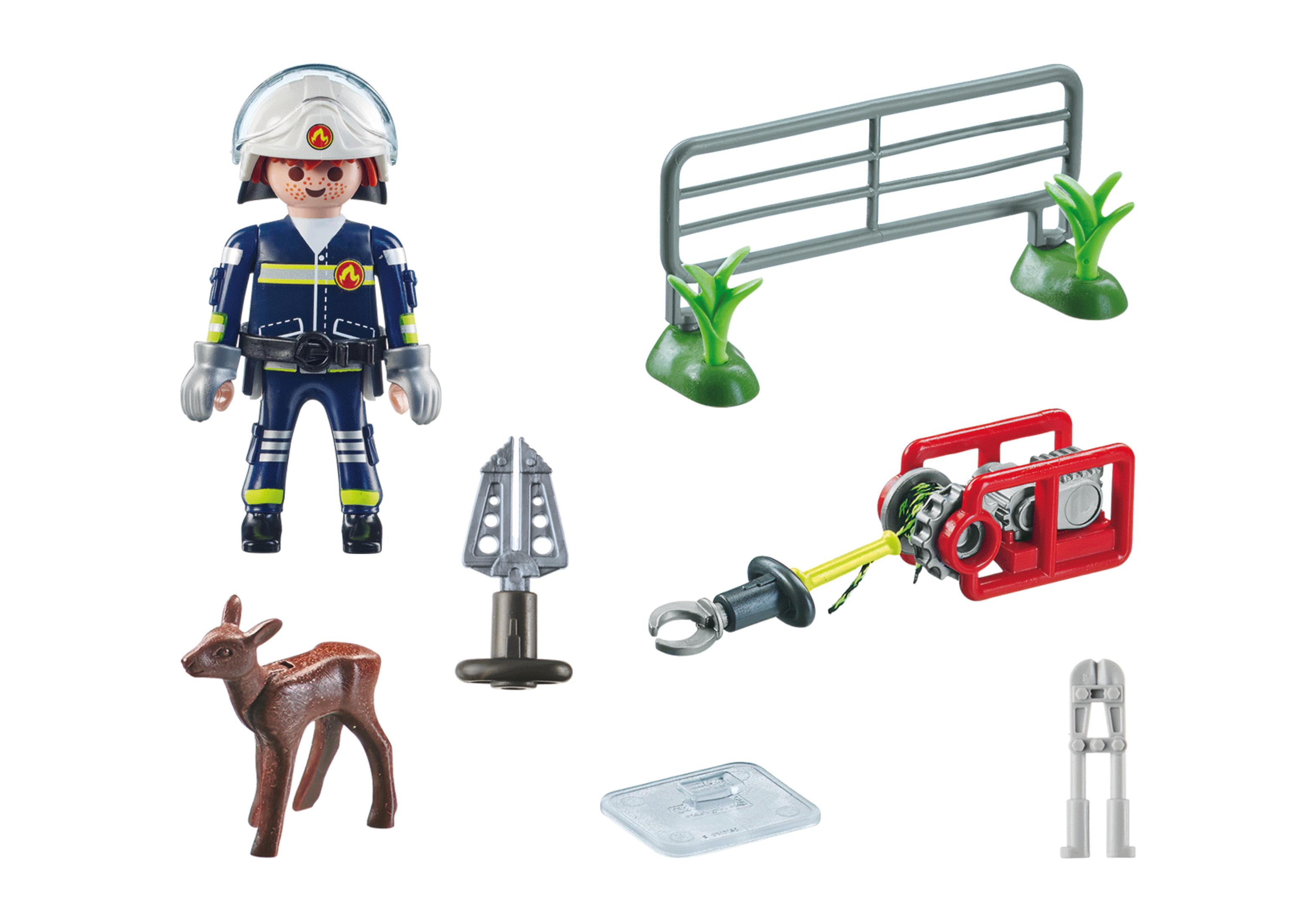 Feuerwehrmann-Figur mit Werkzeugen und einer Hirschfigur. Weißer Hintergrund.