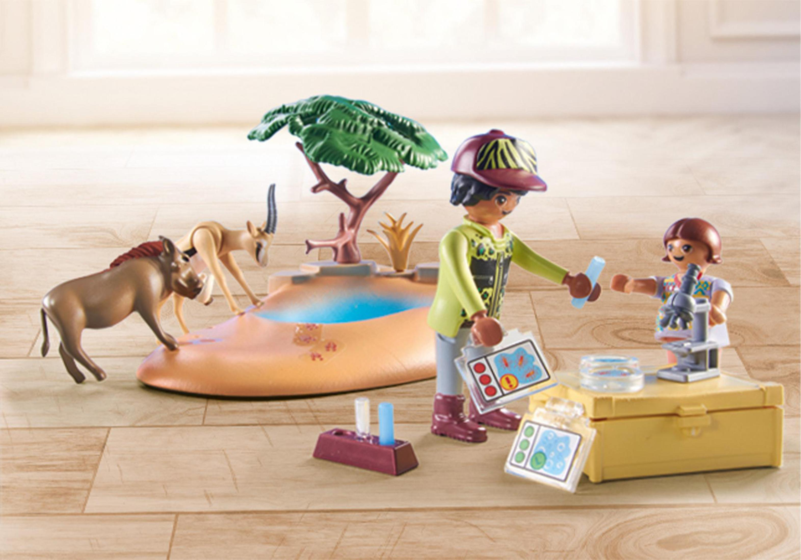 Playmobil Safari-Szene mit Figuren und Tieren.