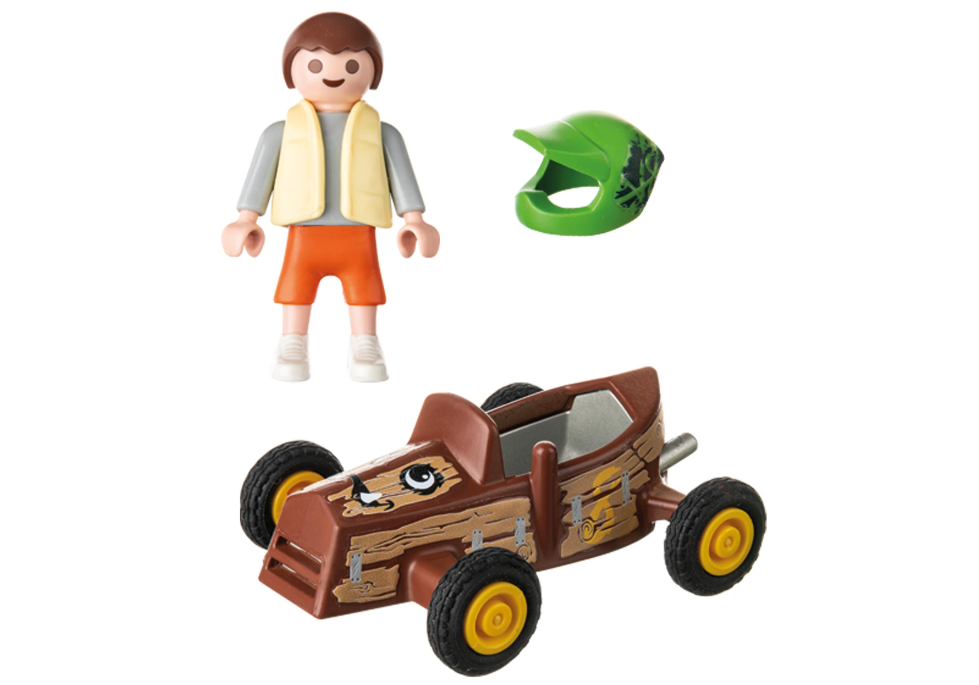 Playmobil-Figur, Auto und Helm auf Weiß. Das Auto ist braun mit gelben Rädern.