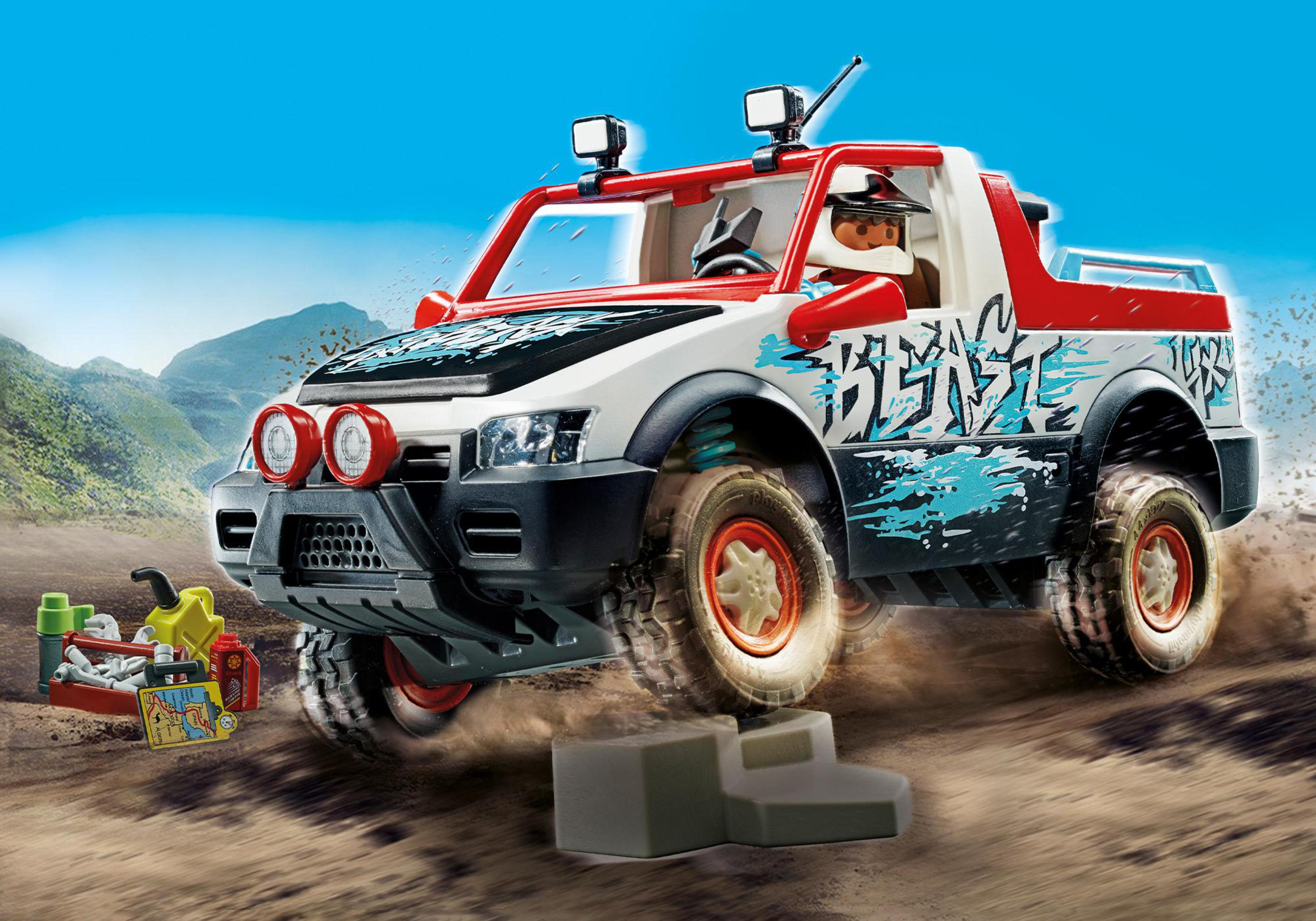 Ein Playmobil Offroad-Truck fährt auf Schmutz mit einem Fahrer.