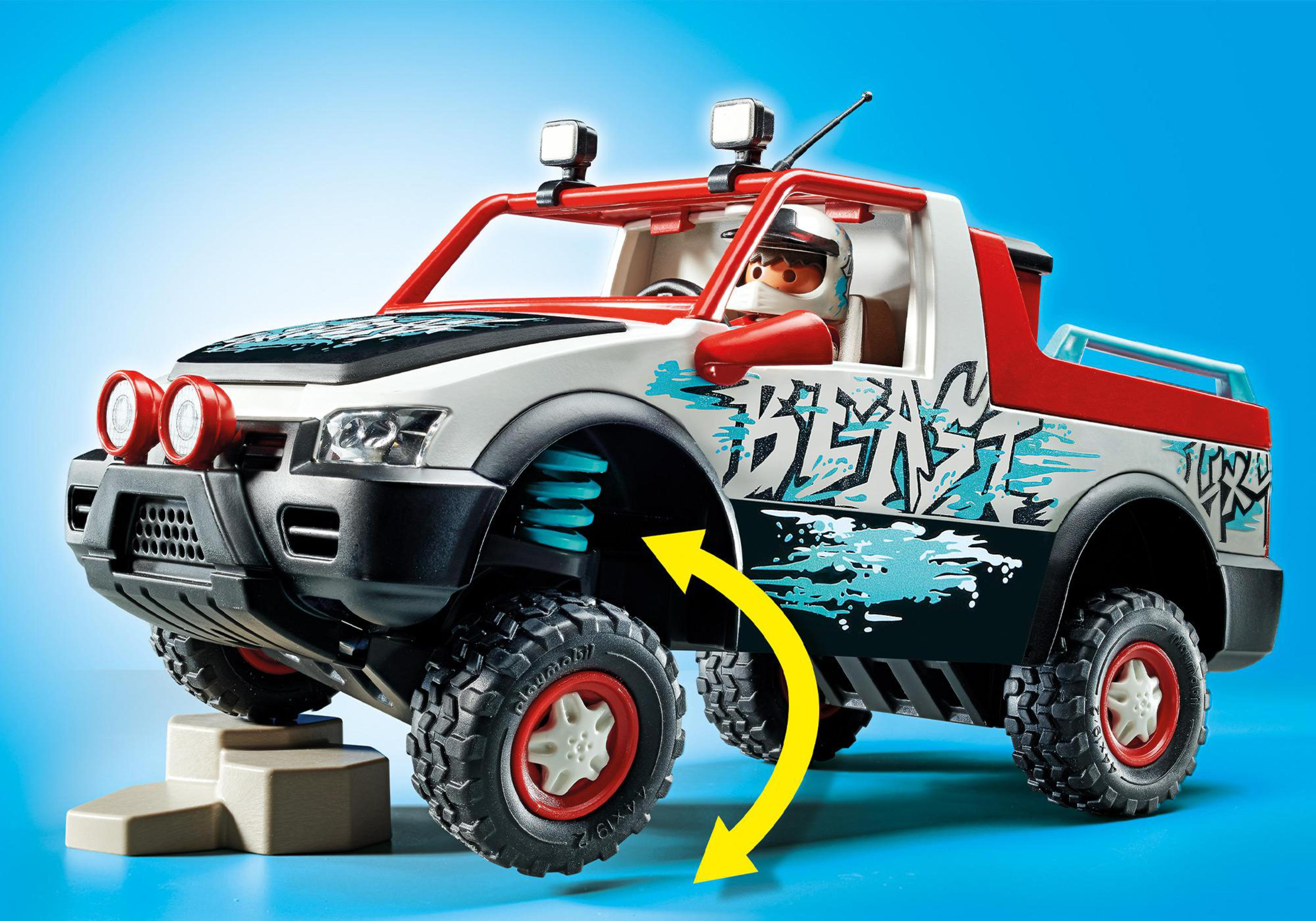 Weißer und roter Spielzeug-LKW mit dem Text 'BEAST' auf blauem Grund, mit einer Spielzeugfigur am Steuer.