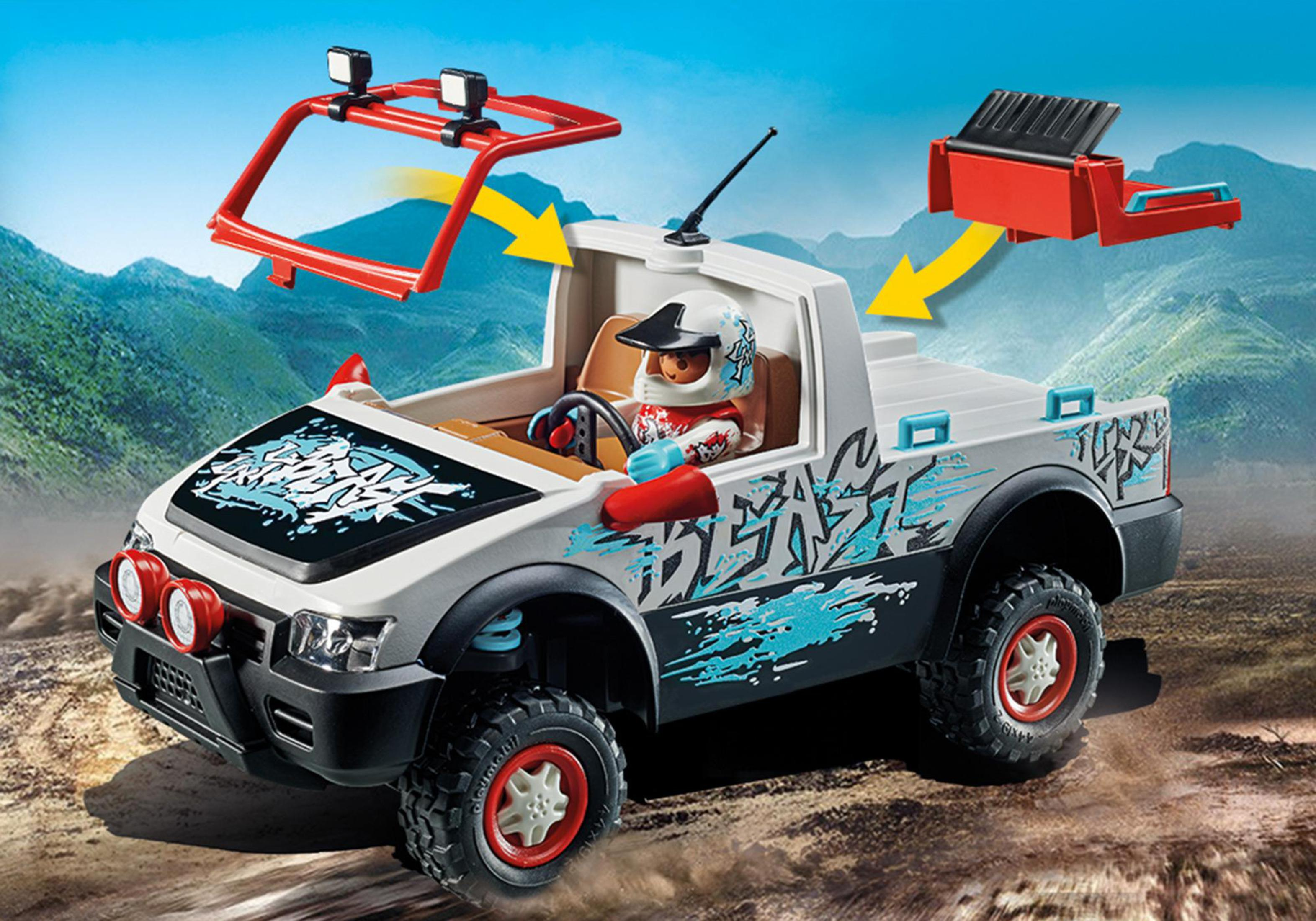 Spielzeugauto mit Fahrer. Es hat einen weißen Körper, blaue Details und einen roten Überrollkäfig. Ein Berg-Hintergrund.