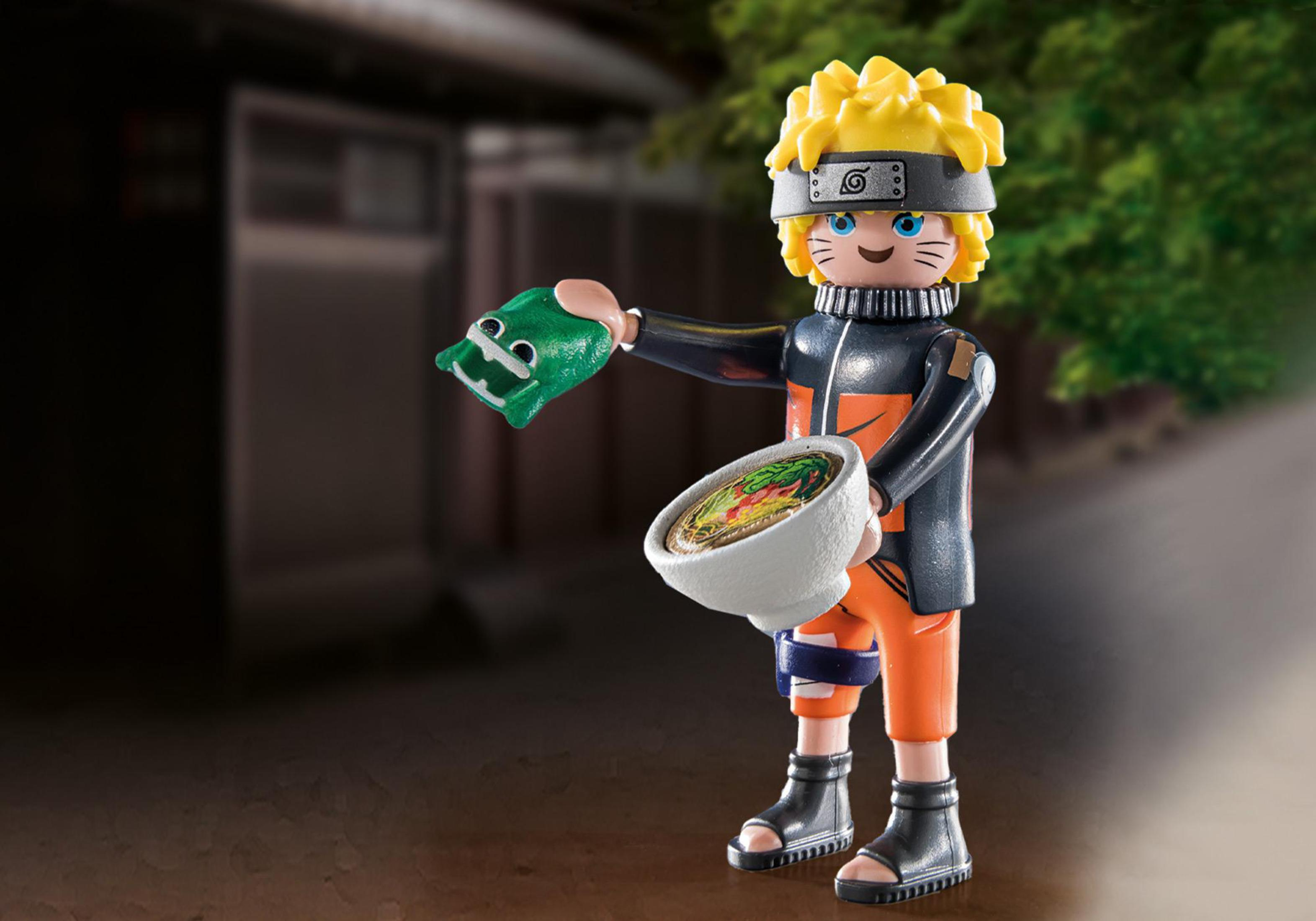 Naruto figuur met een kom ramen en een groen item. Achtergrond is een vage straatscène.