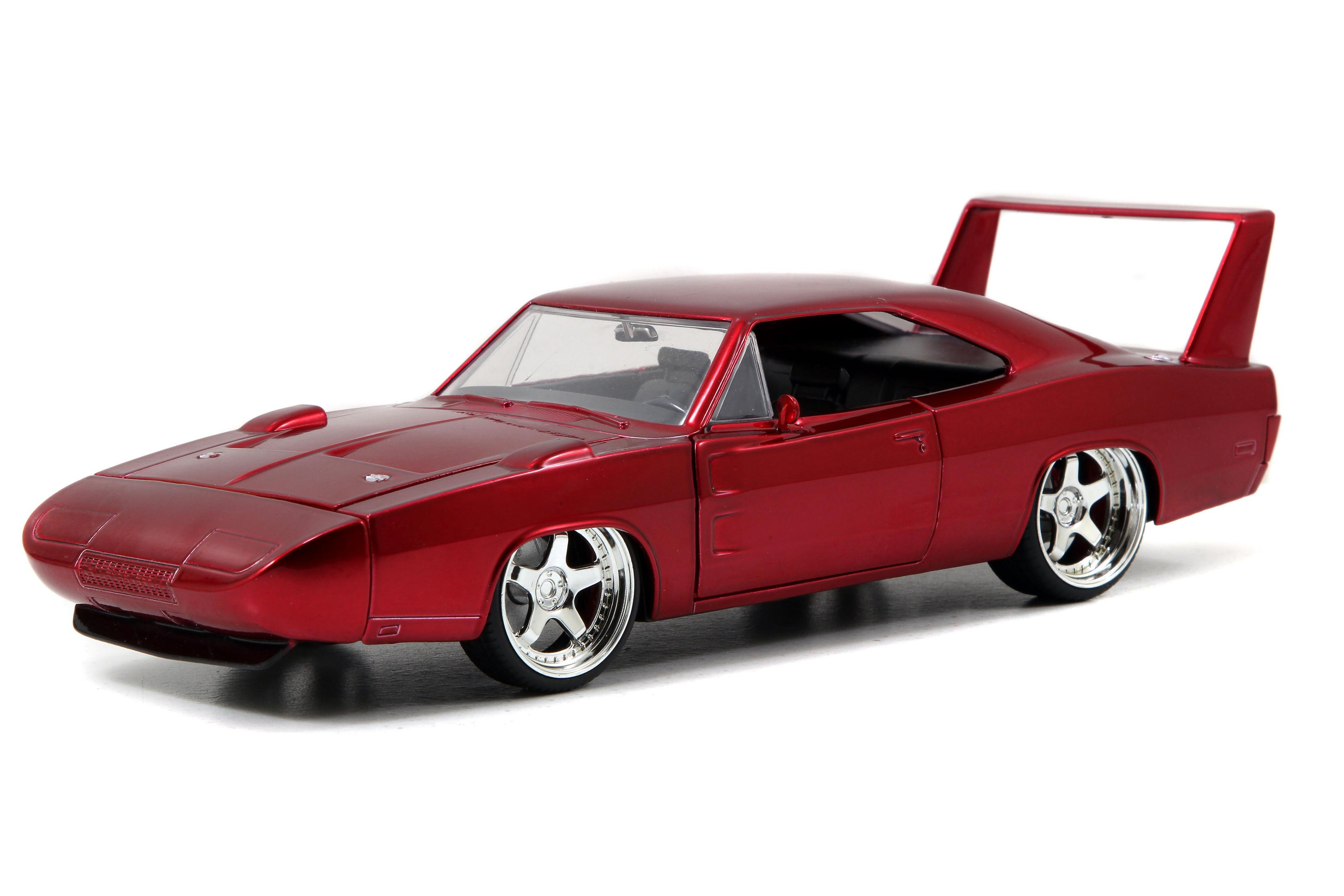 Rotes Modell eines klassischen Autos auf weißem Hintergrund. Es hat einen Spoiler und Chromfelgen.