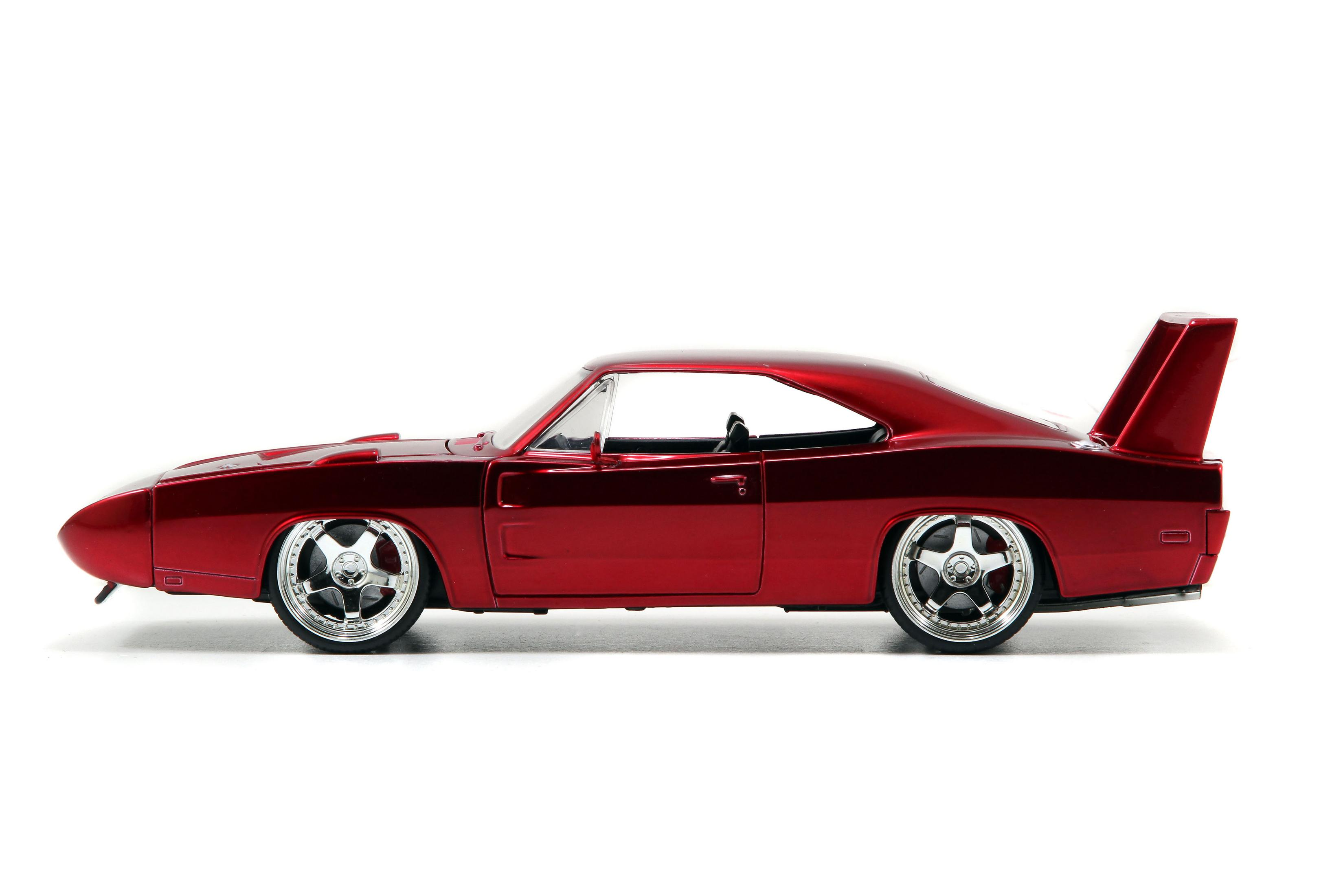 Ein rotes klassisches Automodell mit Spoiler, auf weißem Hintergrund.