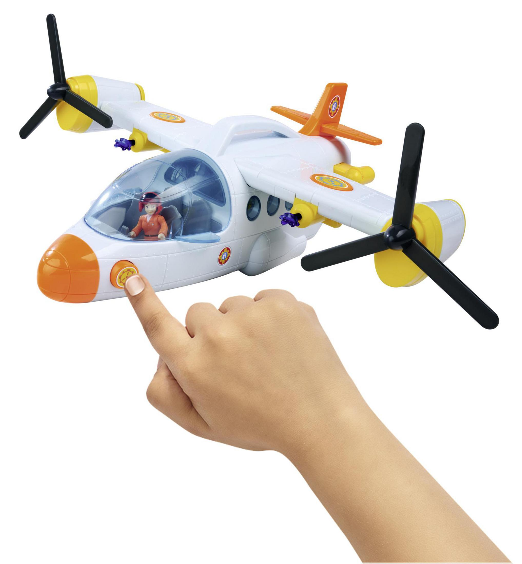 Weißes und oranges Spielzeugflugzeug. Eine Hand zeigt auf einen Knopf am Flugzeug. Weißer Hintergrund.