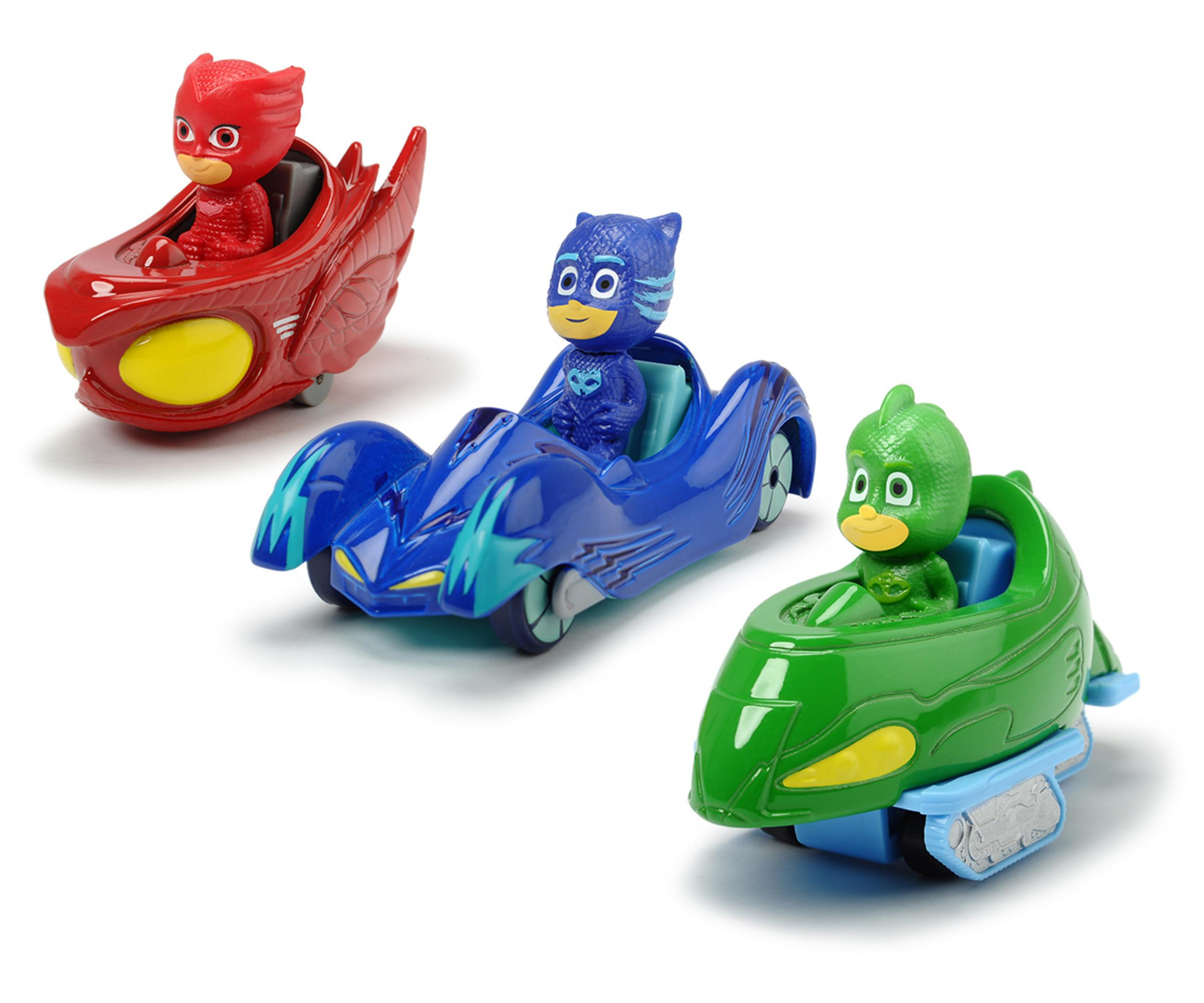 Trzy zabawki samochodowe PJ Masks: czerwony, niebieski i zielony, każda z figurką.