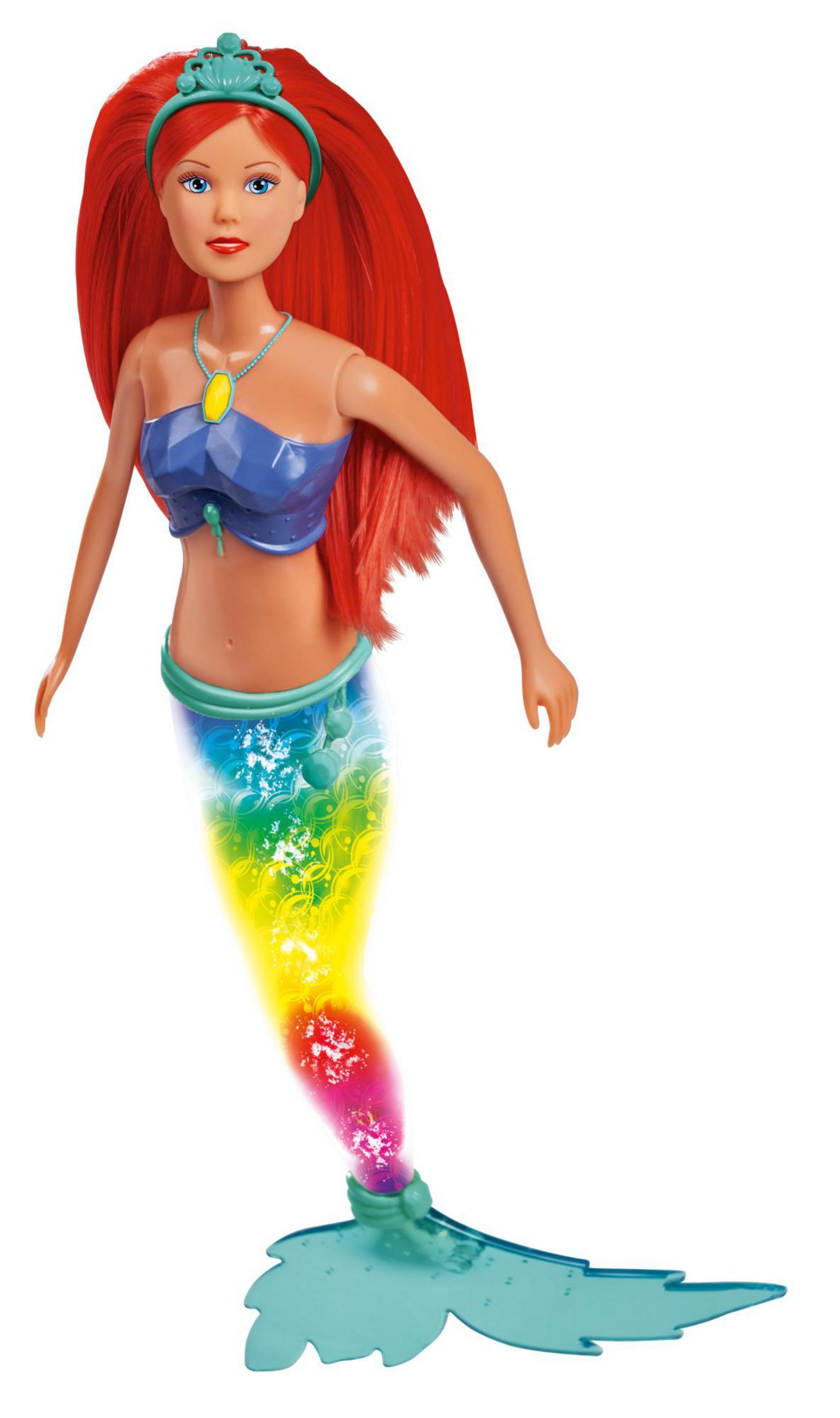 Eine Meerjungfrauenpuppe mit langen roten Haaren und einem Regenbogen-Schwanz, trägt ein blaues Oberteil.