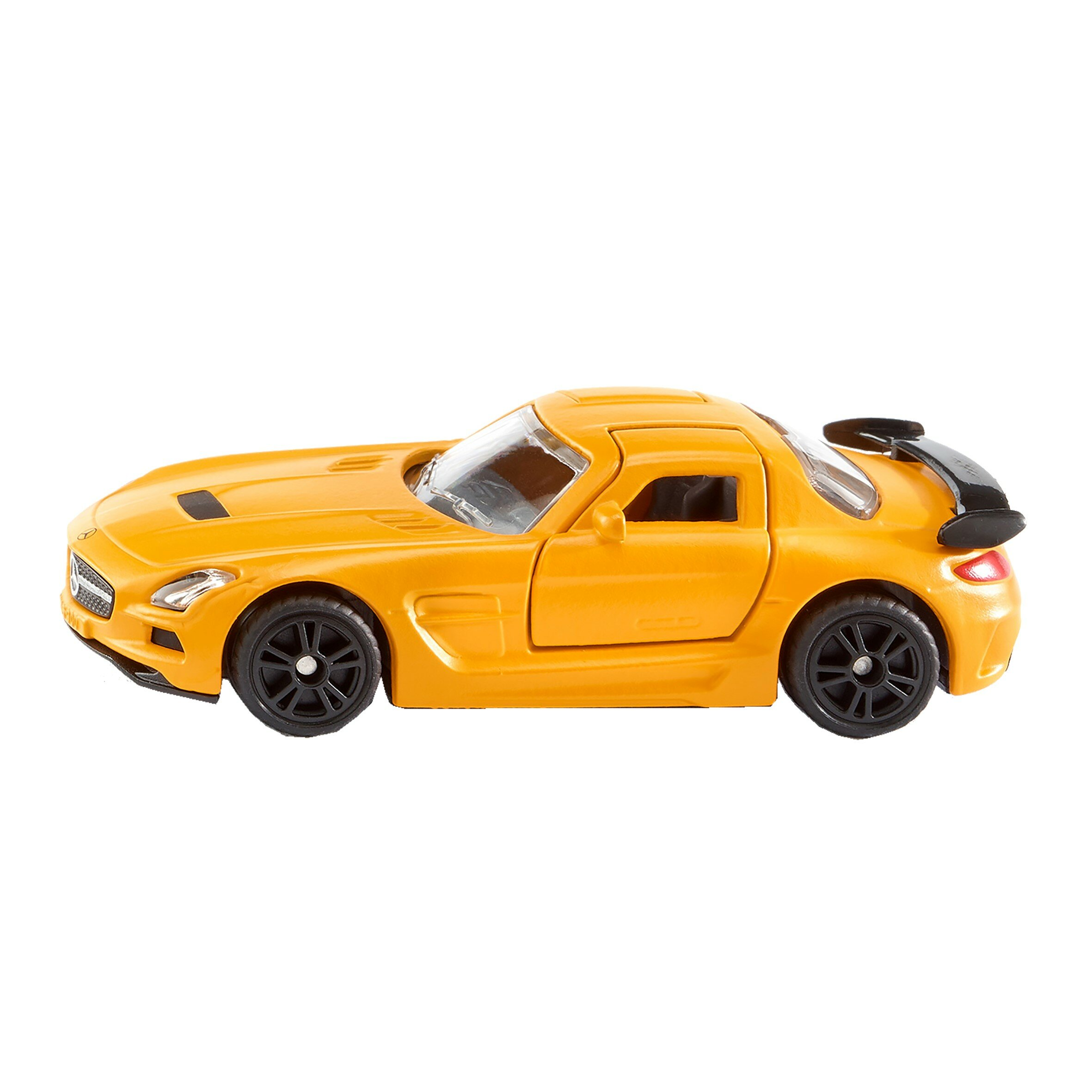 Żółty zabawkowy samochód z czarnymi kołami i spojlerem. Samochód jest na białym tle.