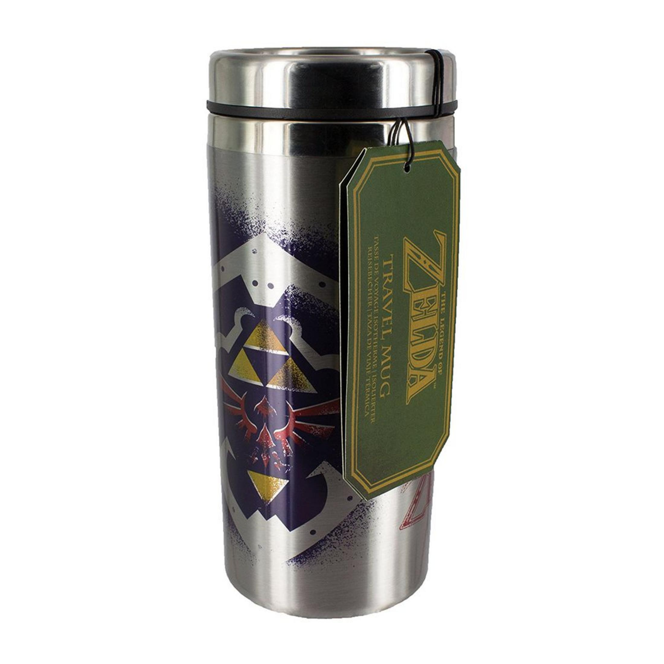 Ein silberner Reisebecher mit Zelda-Design und einem grünen Anhänger oben.