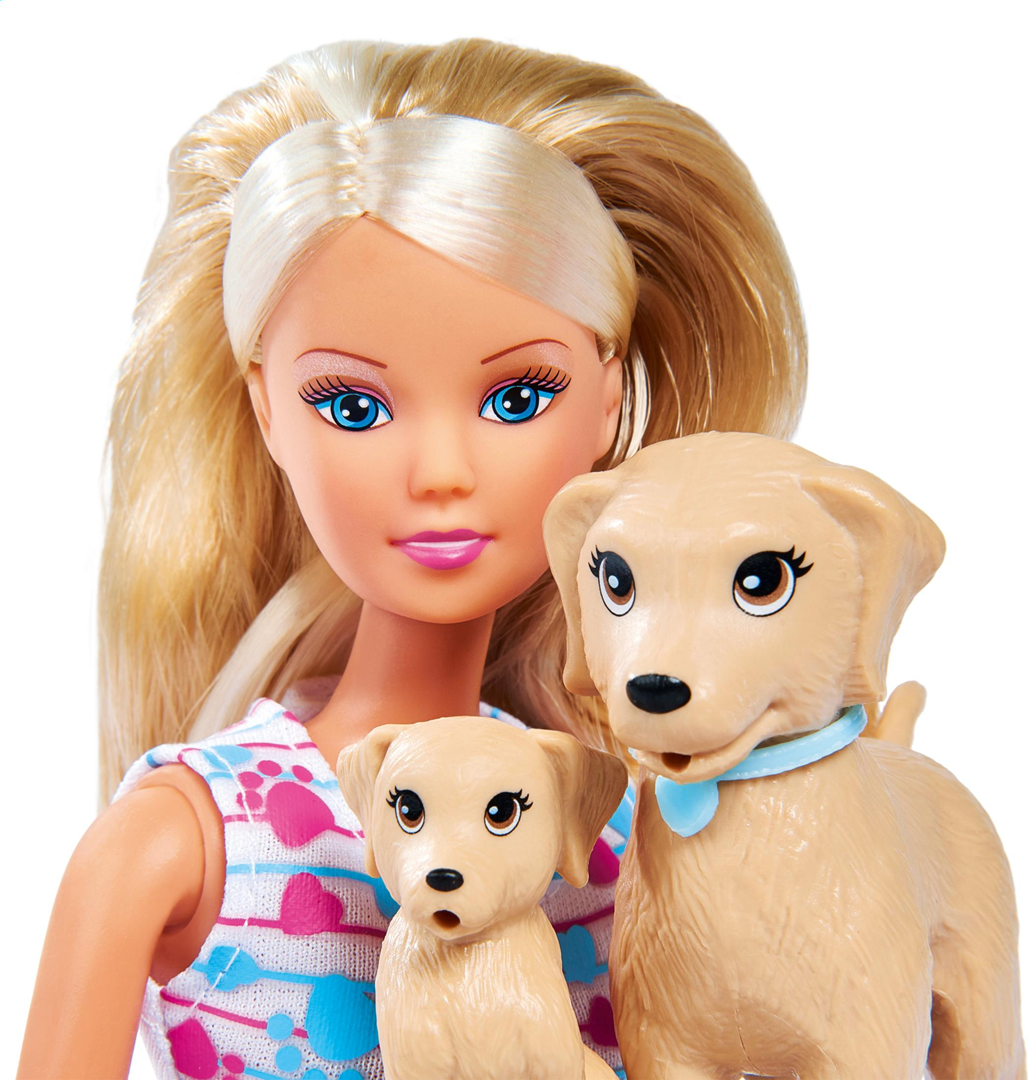 Puppe einer Frau mit zwei Welpen. Blonde Frau mit blauen Augen.