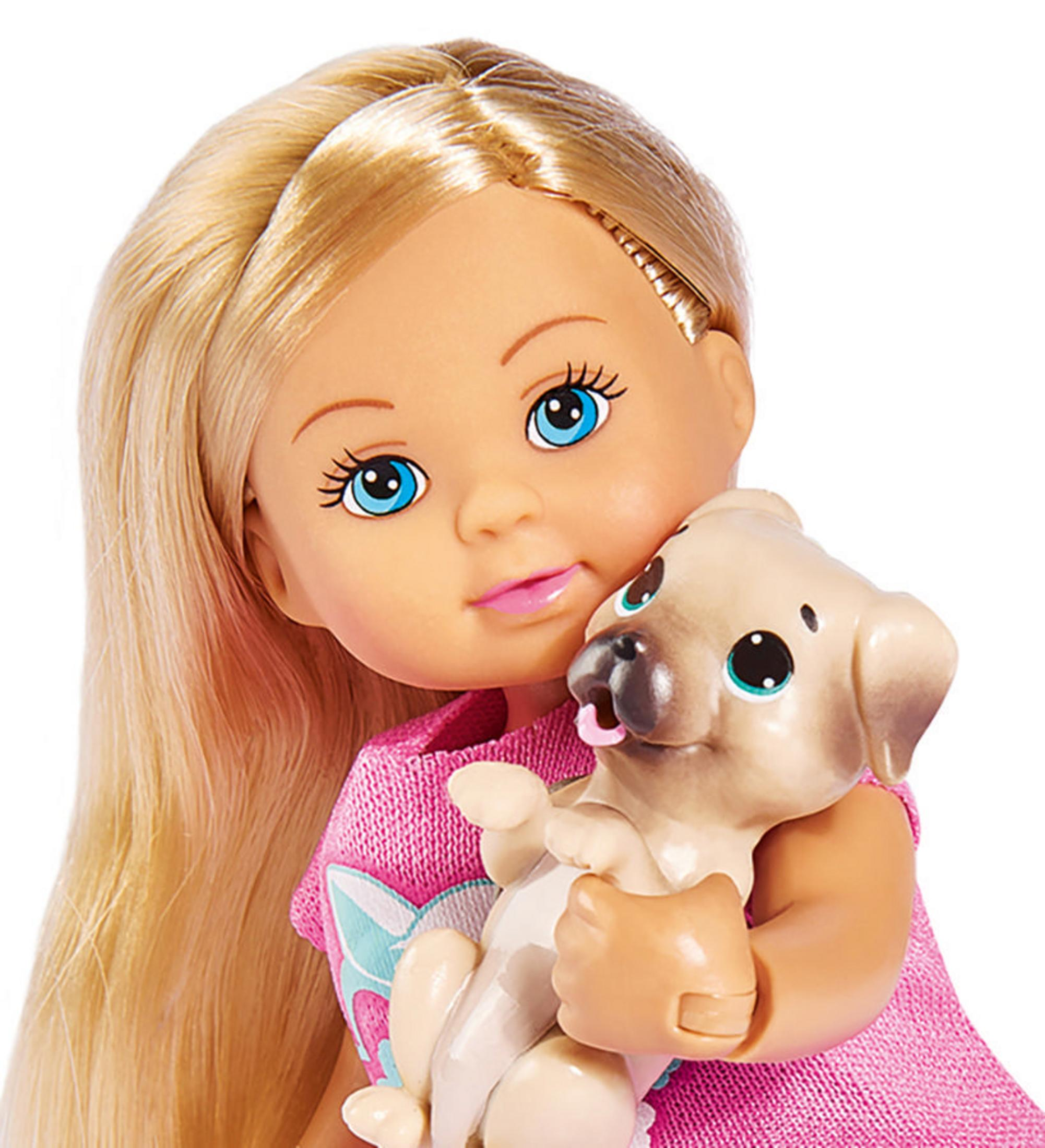 Eine Puppe mit blonden Haaren, blauen Augen und einem rosa Oberteil, die einen Mops-Welpen hält.