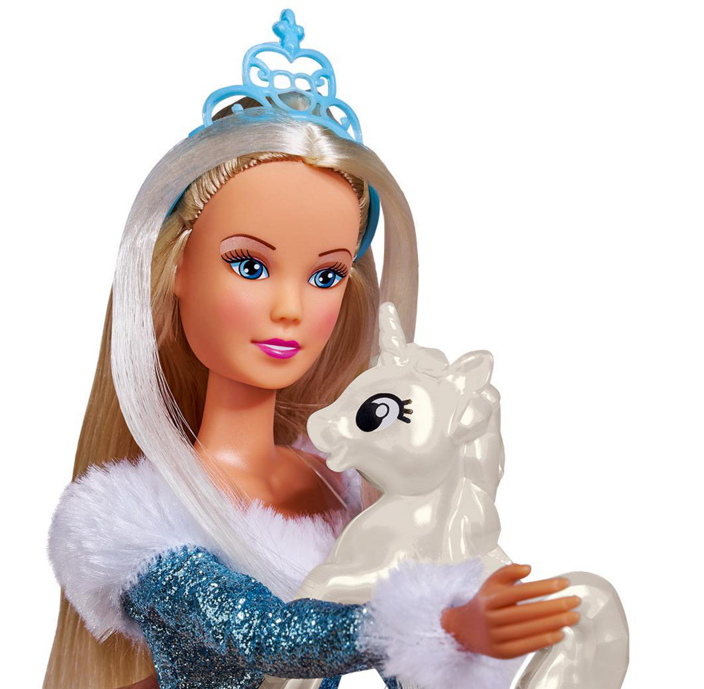 Puppe mit langem blondem Haar und blauem Diadem, die ein weißes Einhorn-Spielzeug hält.
