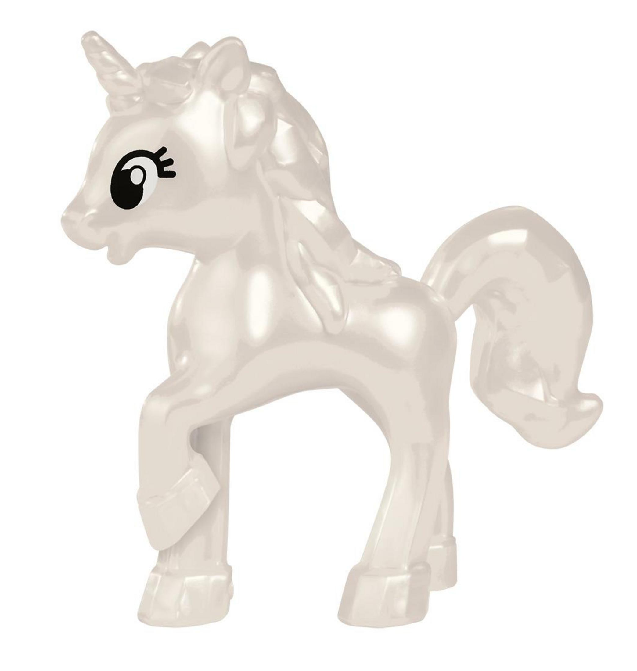 Ein weißes Einhorn-Spielzeug mit Horn, das auf seinen Beinen steht und auf weißem Hintergrund nach links blickt.