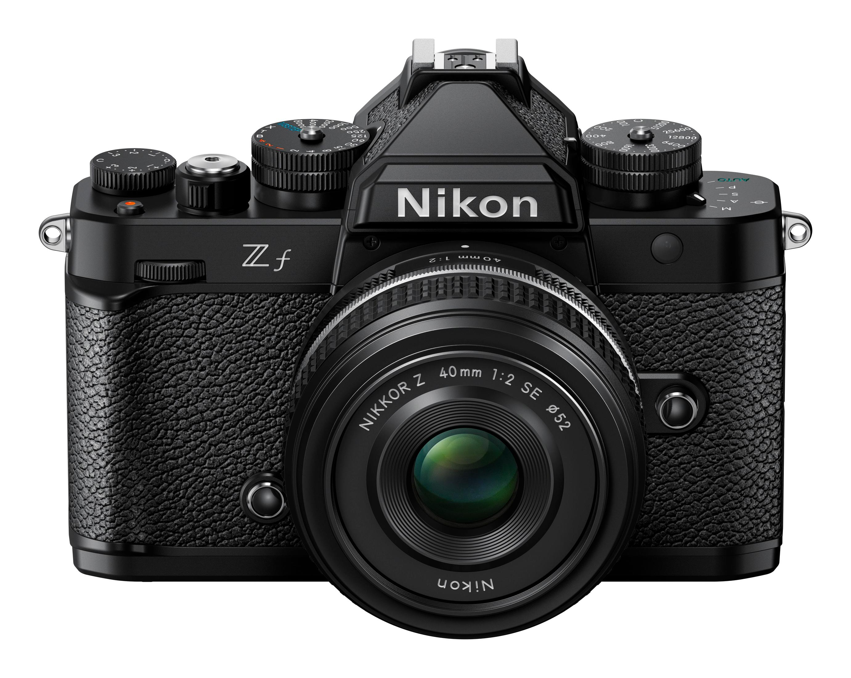 Eine schwarze Nikon Z f Kamera mit Objektiv, Vorderansicht, isoliert auf Weiß.