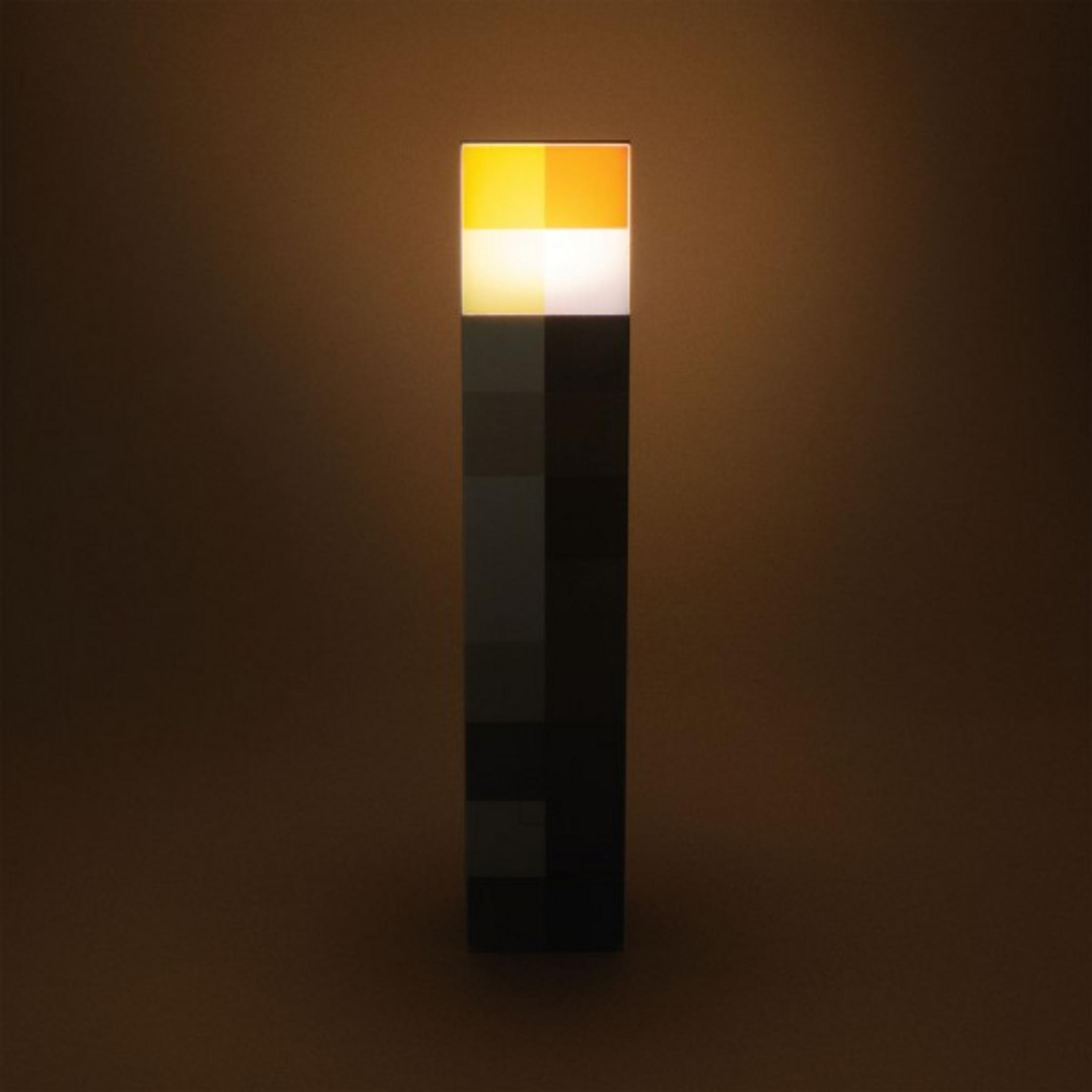 Eine pixelige Fackel steht auf braunem Hintergrund mit einer hellgelben Flamme.