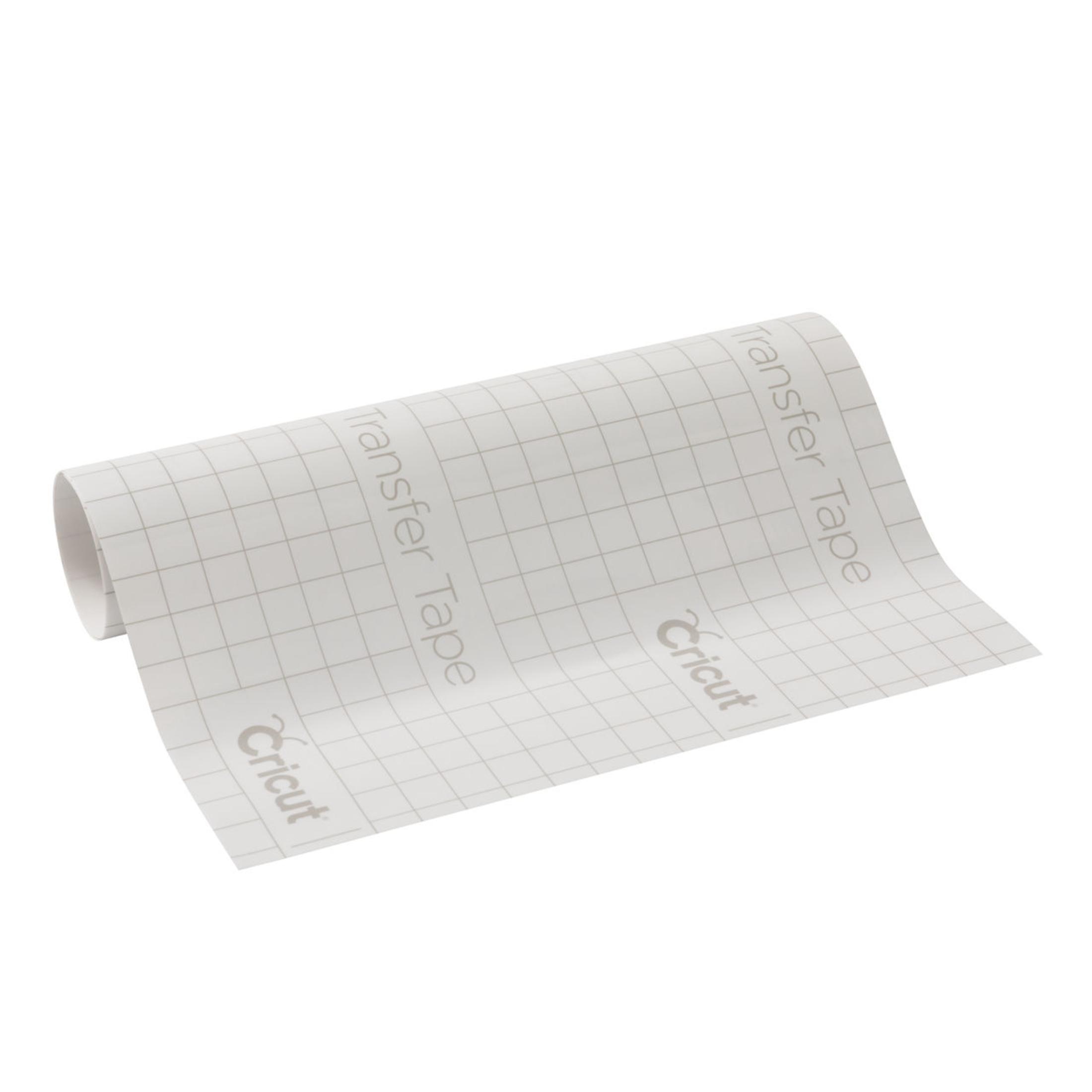 Rolle Cricut Transferband auf weißer Oberfläche mit Rastermuster.