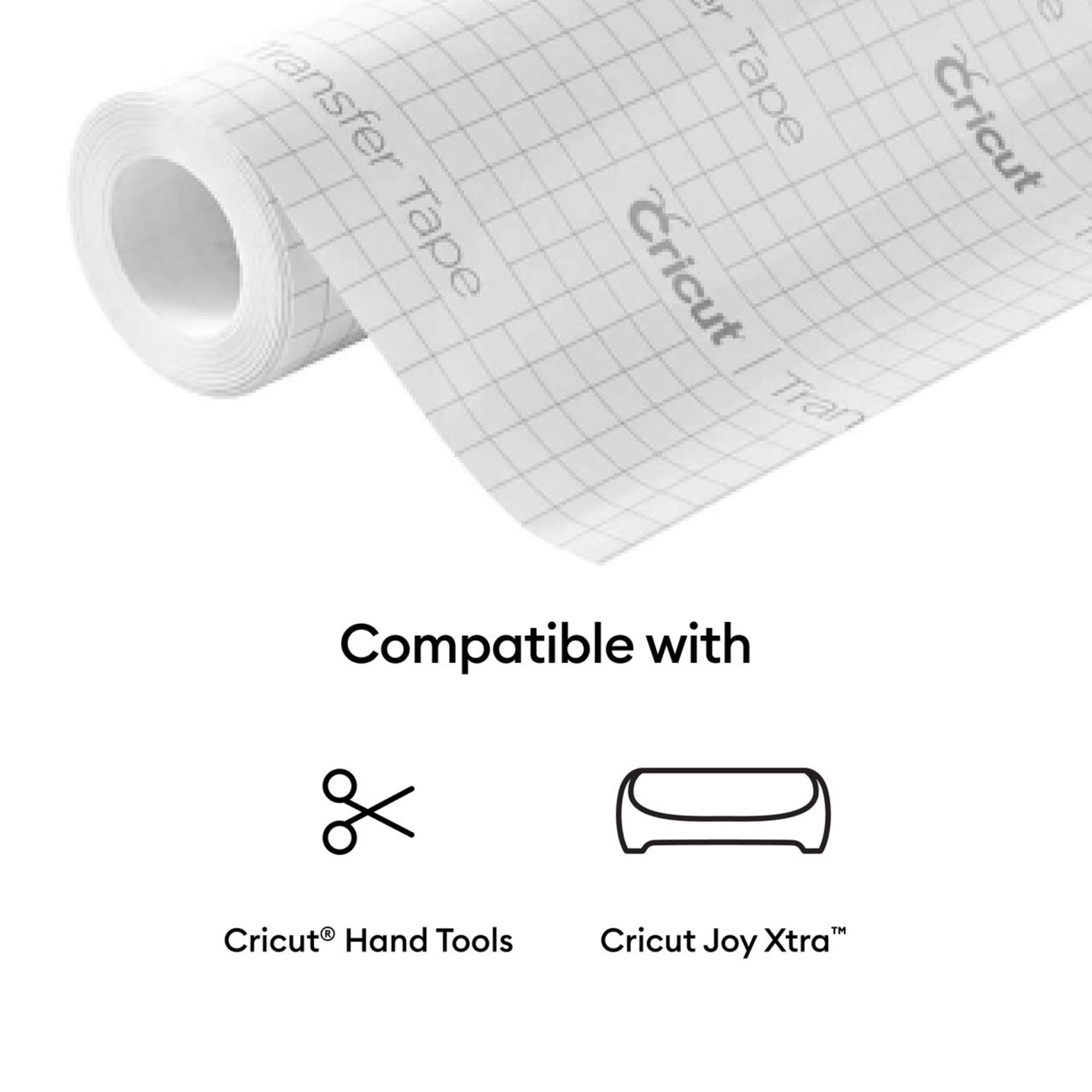 Rolle weißes Cricut Transferband. Schere und Cricut Joy Xtra Maschine werden gezeigt.