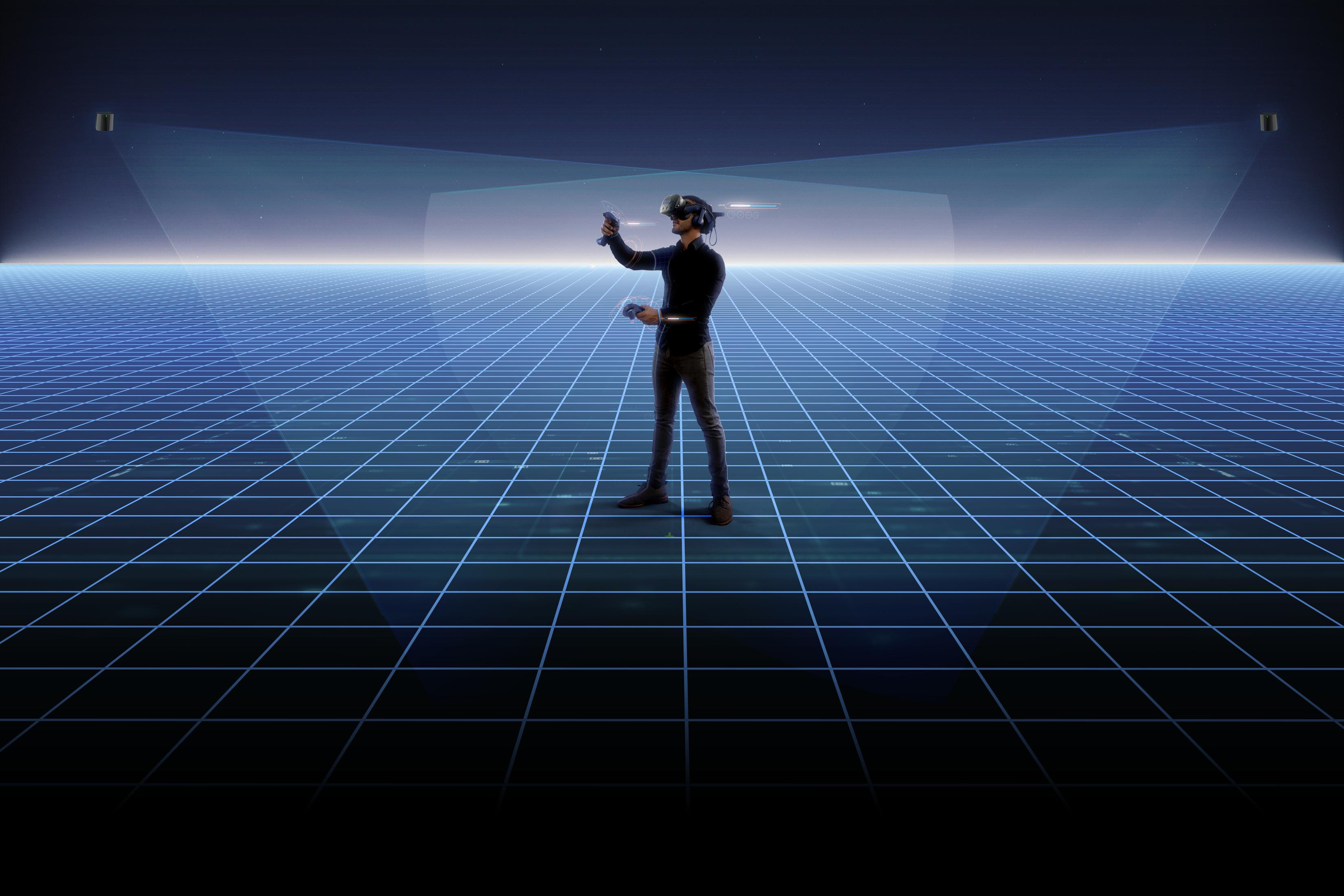 Una persona con equipo de realidad virtual de pie en un entorno de cuadrícula virtual, sosteniendo controladores.