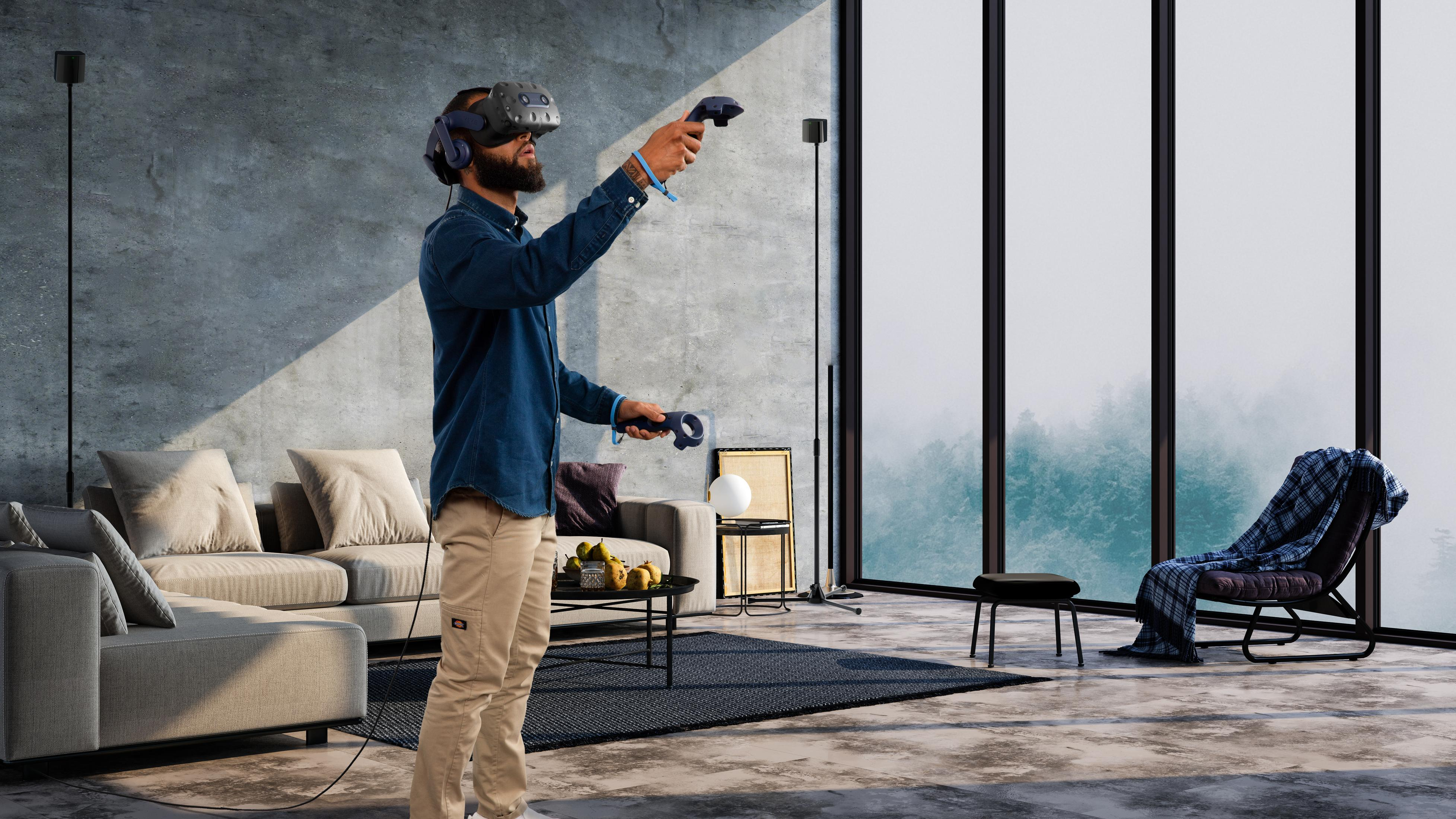 Hombre con auriculares VR y mandos en apartamento moderno, árboles visibles por ventana.